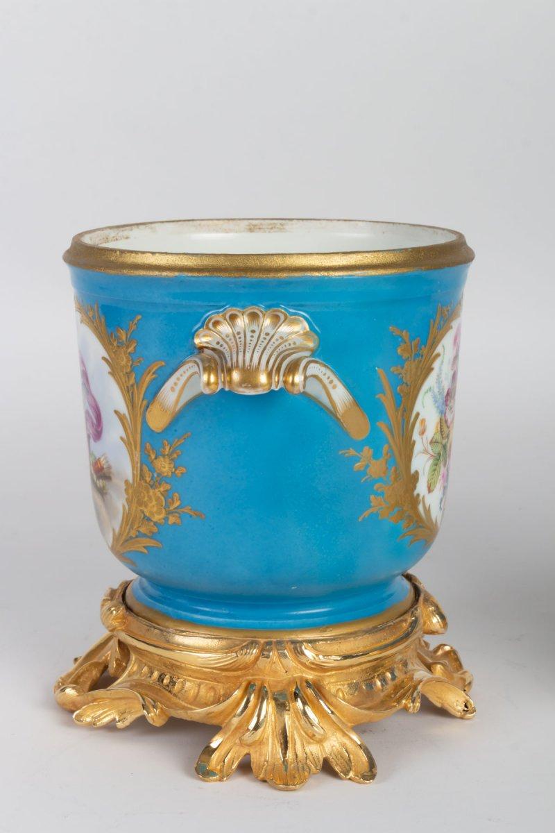 Pair of porcelain and gilt bronze planters
Late 19th century.
Diameter : 20 cm
Height : 18 cm.