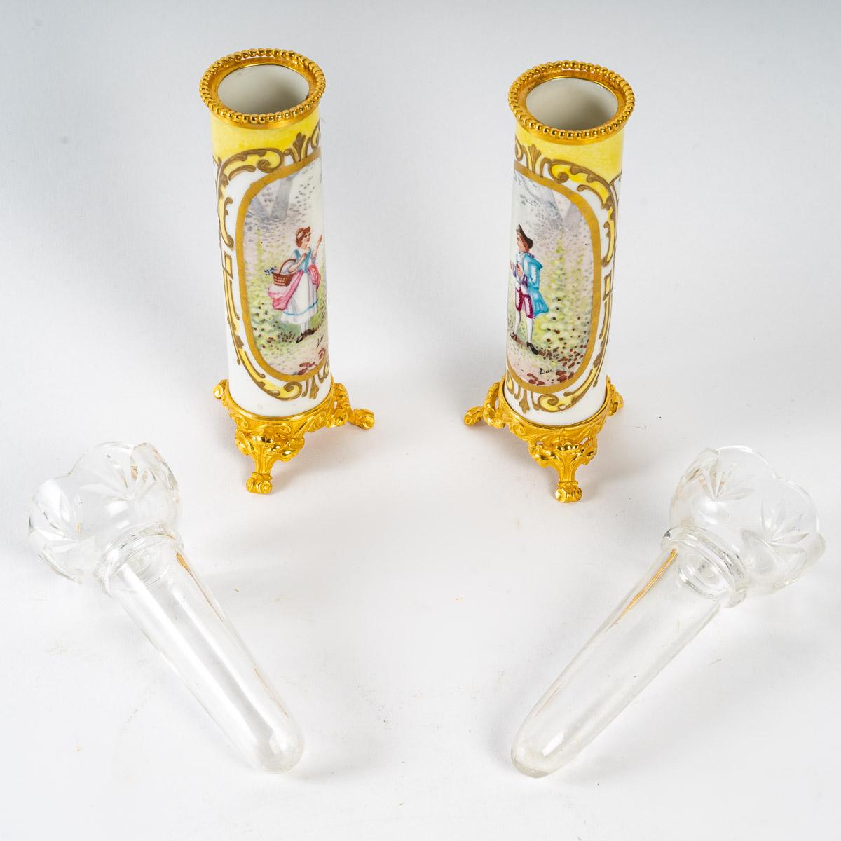 Pair of porcelain and gilt bronze soliflores, 19th century
A pair of porcelain and gilt bronze Soliflores with its crystal interior, 19th century, Napoleon III period.
Measures: H: 16.5 cm, d: 5 cm.
 
