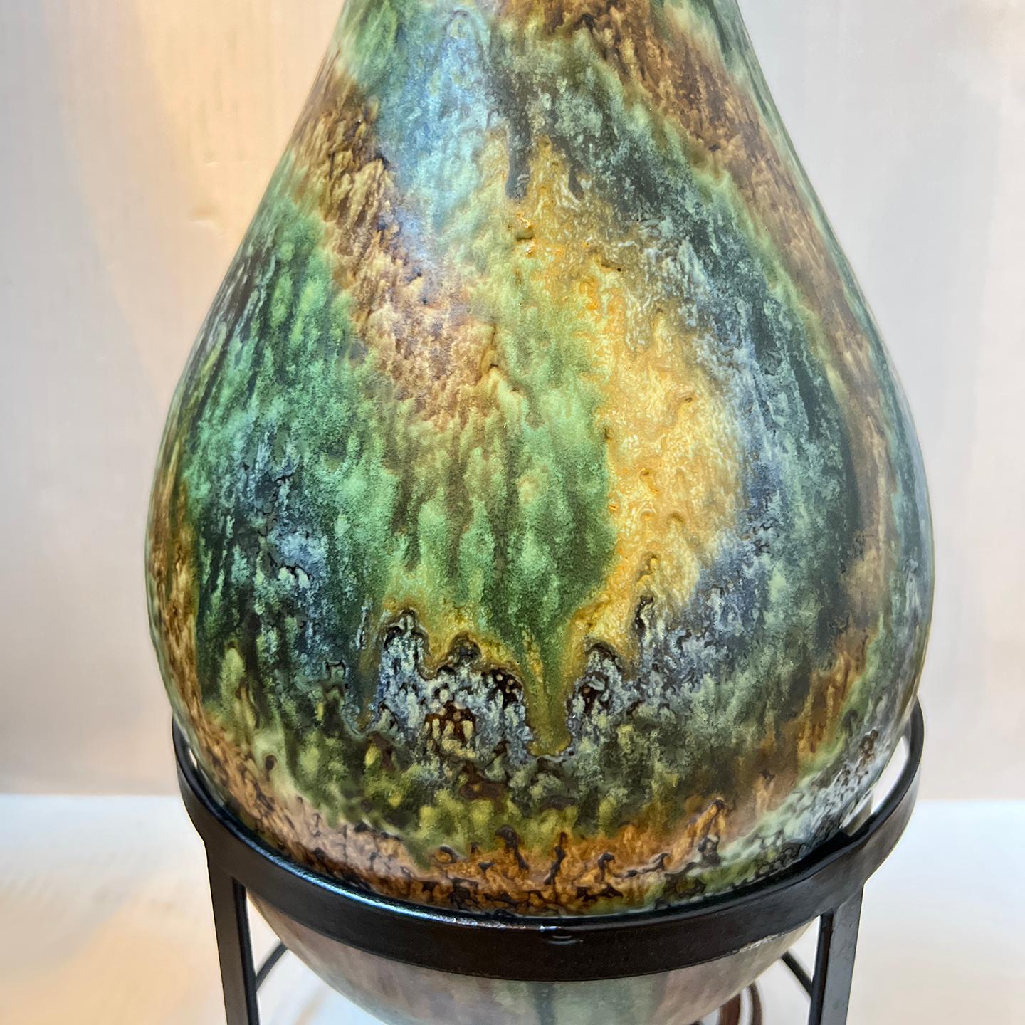 italien Paire de lampes en porcelaine et fer en vente
