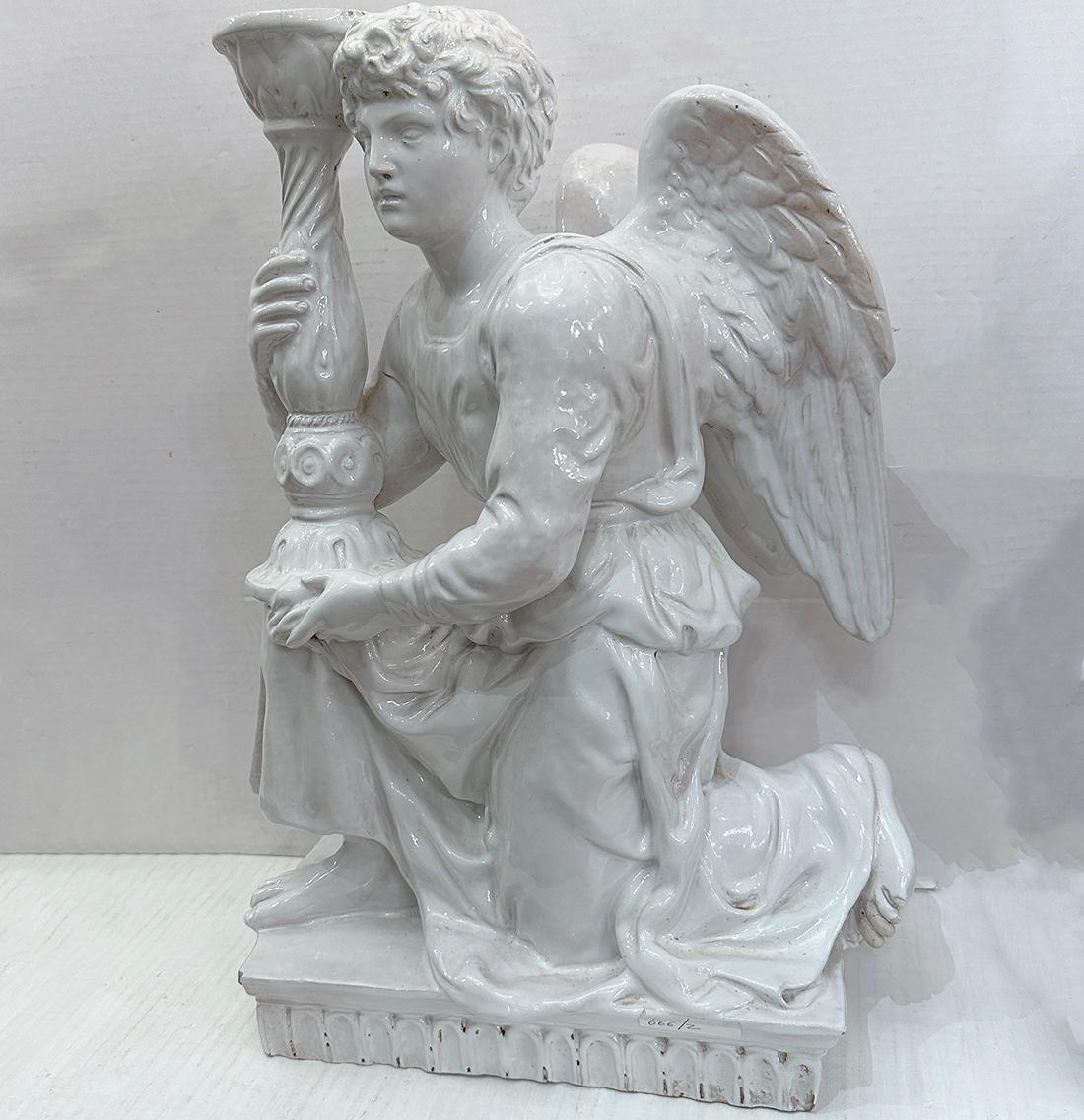 Coppia di angeli in porcellana francese degli anni '50 che reggono torce e candelabri.

Misure:
Altezza: 19