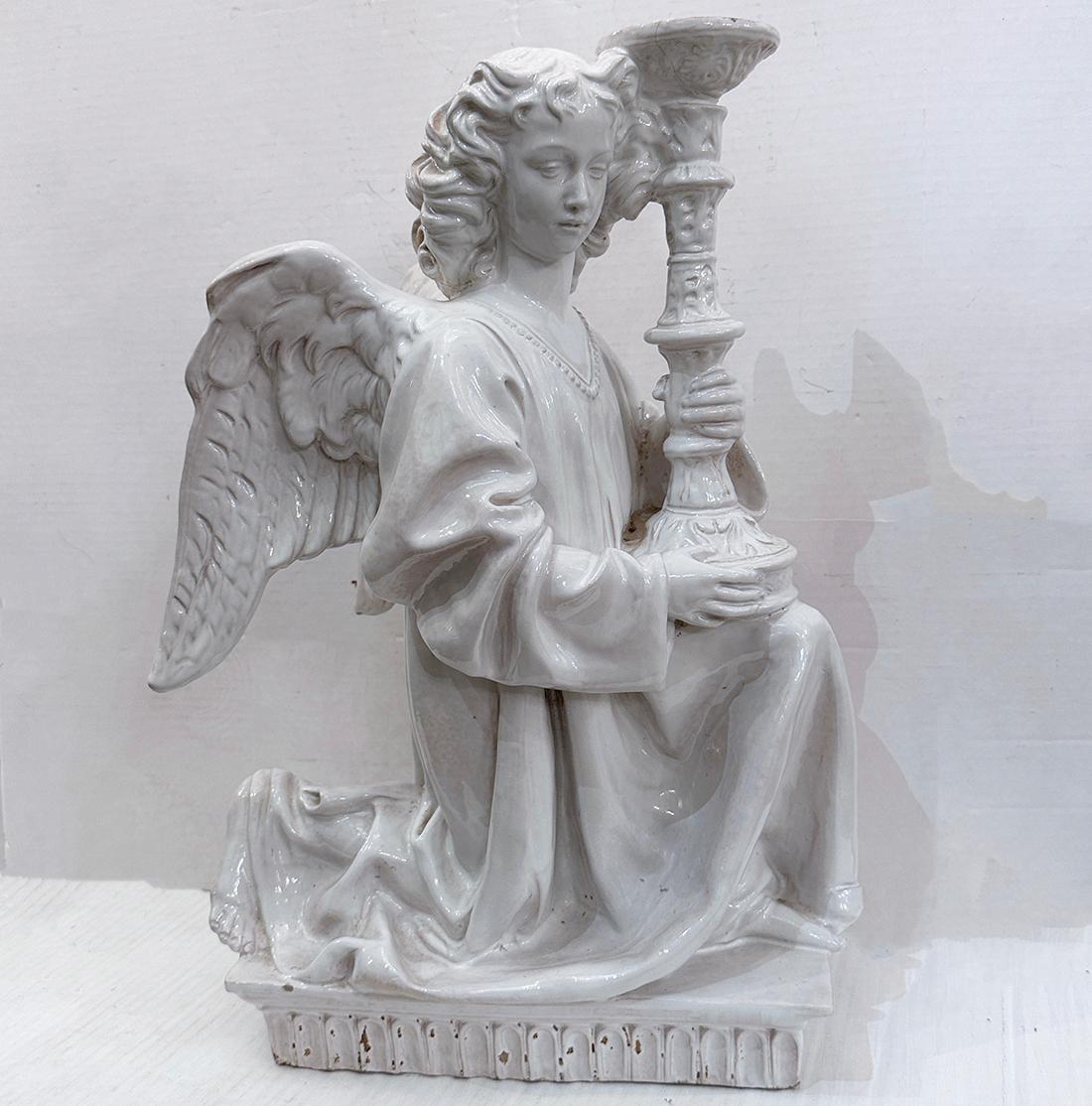 Metà XX secolo Coppia di candelabri Angelo in porcellana in vendita