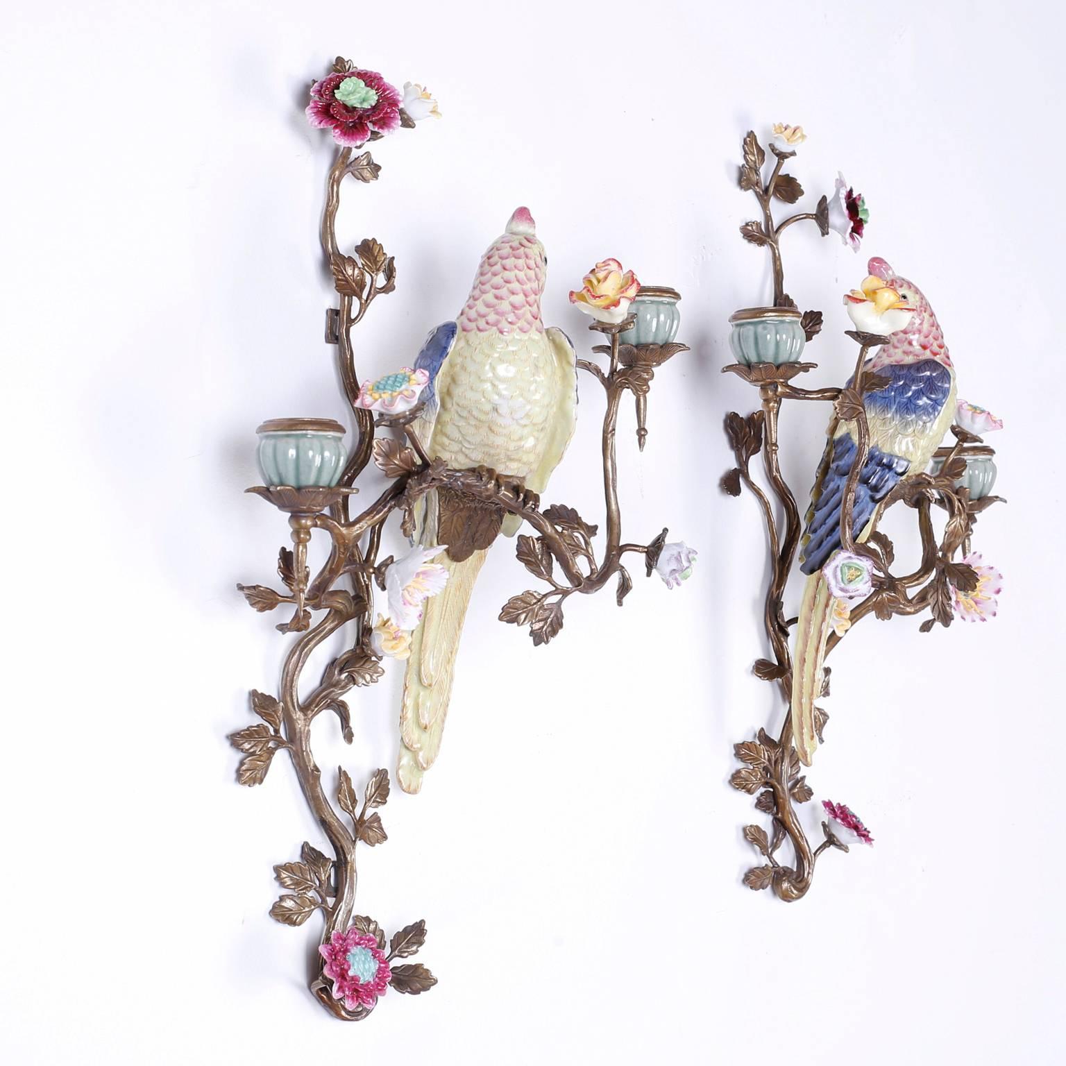 Louis XV Paire d'appliques à oiseaux en laiton avec fleurs en porcelaine