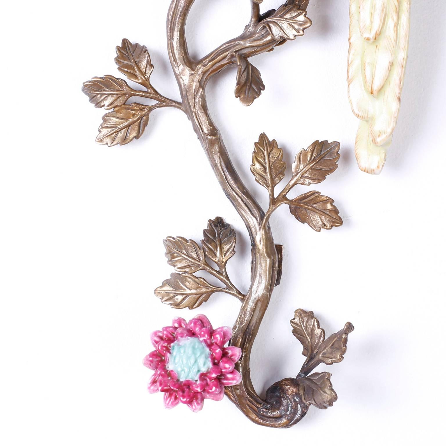 20ième siècle Paire d'appliques à oiseaux en laiton avec fleurs en porcelaine