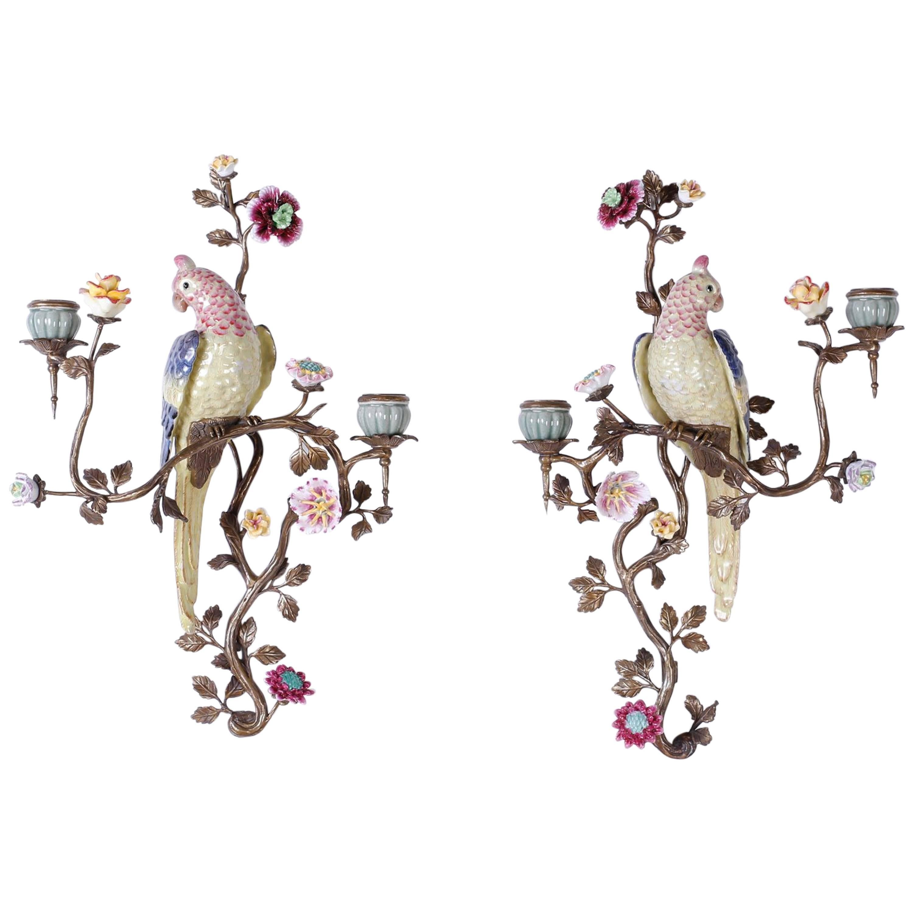 Paire d'appliques à oiseaux en laiton avec fleurs en porcelaine