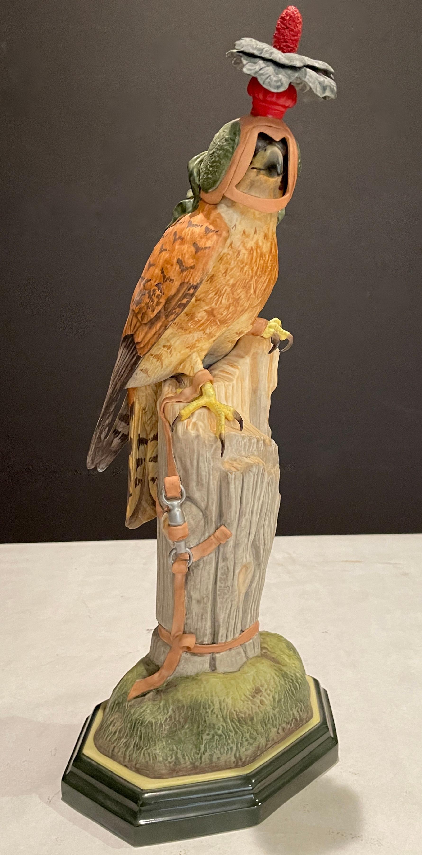 Pareja de coloridos y bellamente modelados Cernícalos Americanos,( Falco Sperverius) también conocidos como Gavilanes. Edición limitada de porcelana Boehm estampada, firmada y numerada con letras.
H. 16.5
H. 14.5