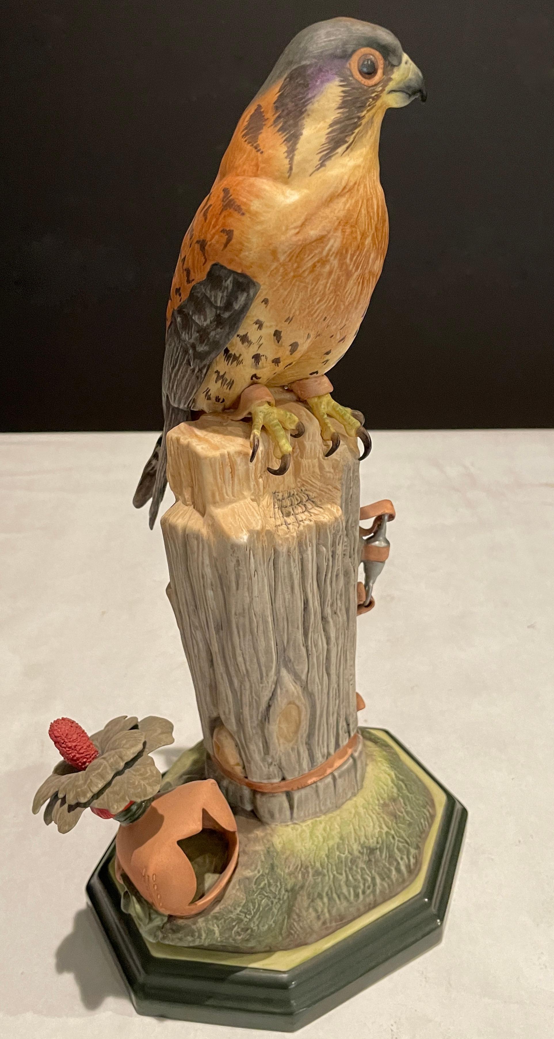 Paire d'oiseaux de préie en porcelaine de Boehm, édition limitée en vente 2