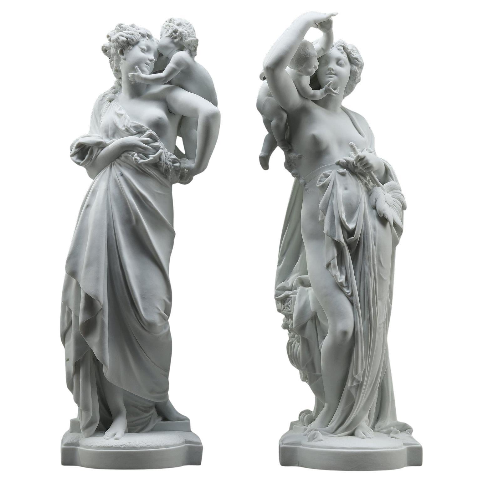 Pareja de esculturas de galletas de porcelana, según Carrier-Belleuse