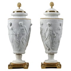 Paar Vasen aus Porzellan mit Biskuit und vergoldeter Bronze, Louis XVI.-Stil