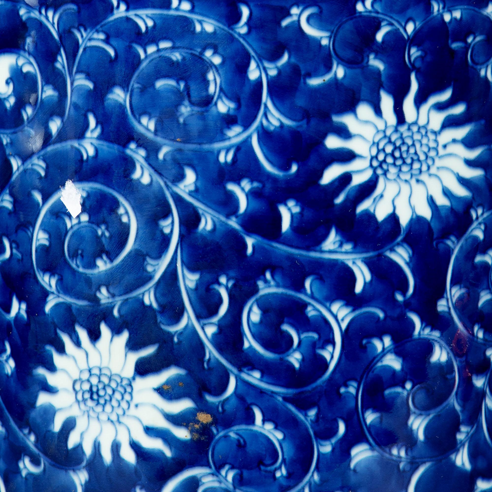Une paire de pots à gingembre et de couvercles en porcelaine bleue et blanche, maintenant montés comme lampes de table, décorés en bleu cobalt sous glaçure sur fond blanc avec des fleurs et des feuillages dans les détails.
Mesures : Hauteur 36 cm