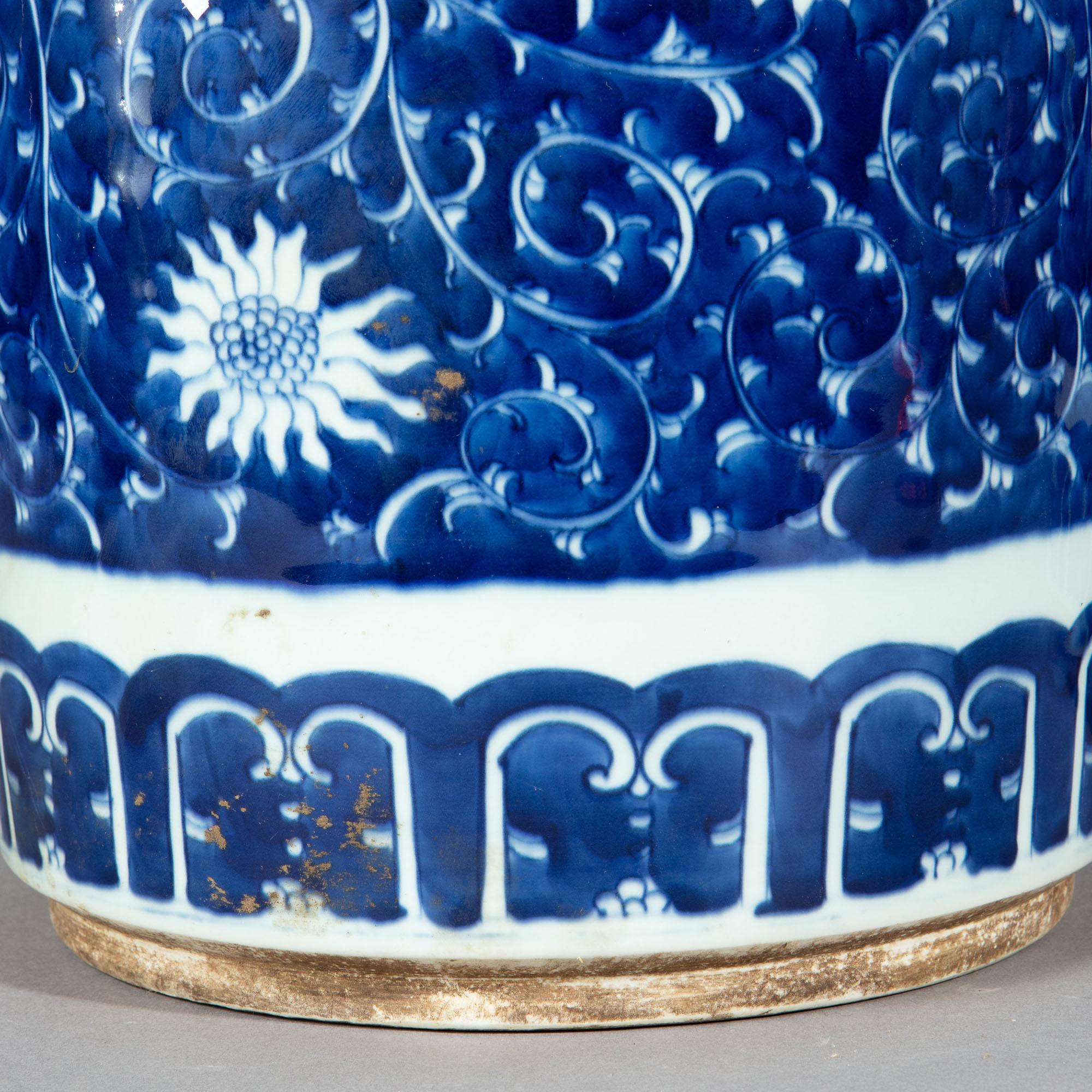 Paar blaue und weiße Ingwergefäße aus Porzellan als Tischlampen montiert (Chinesisch) im Angebot