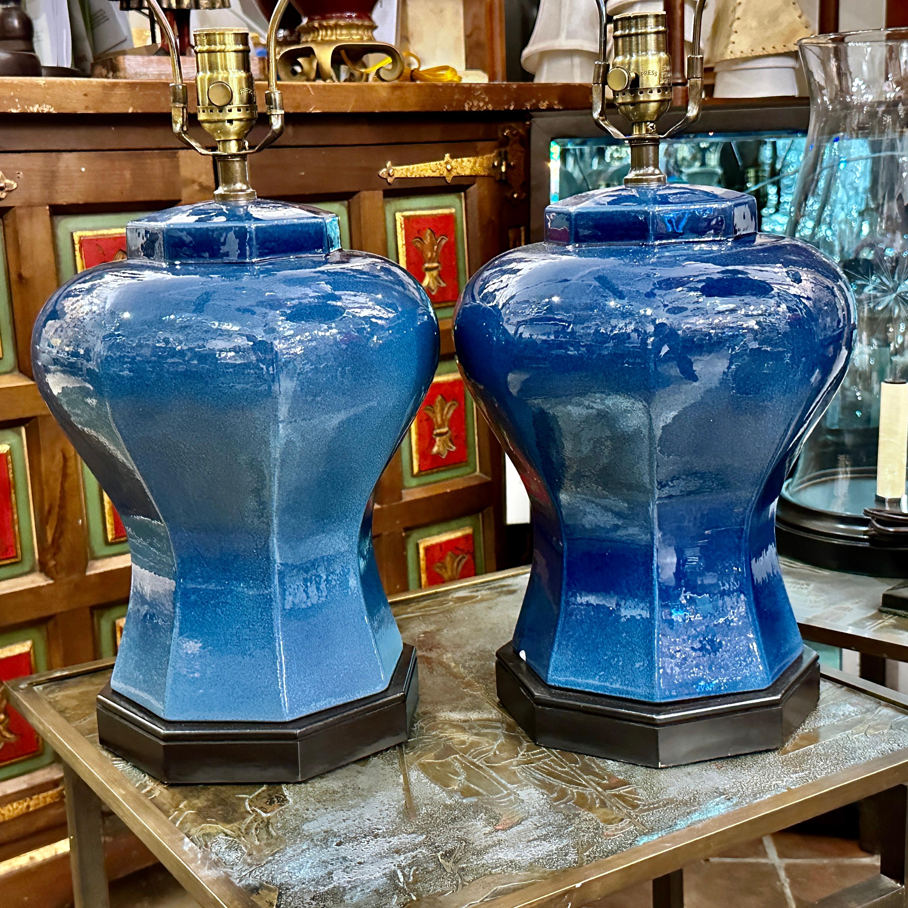 Porcelaine Paire de lampes bleues en vente