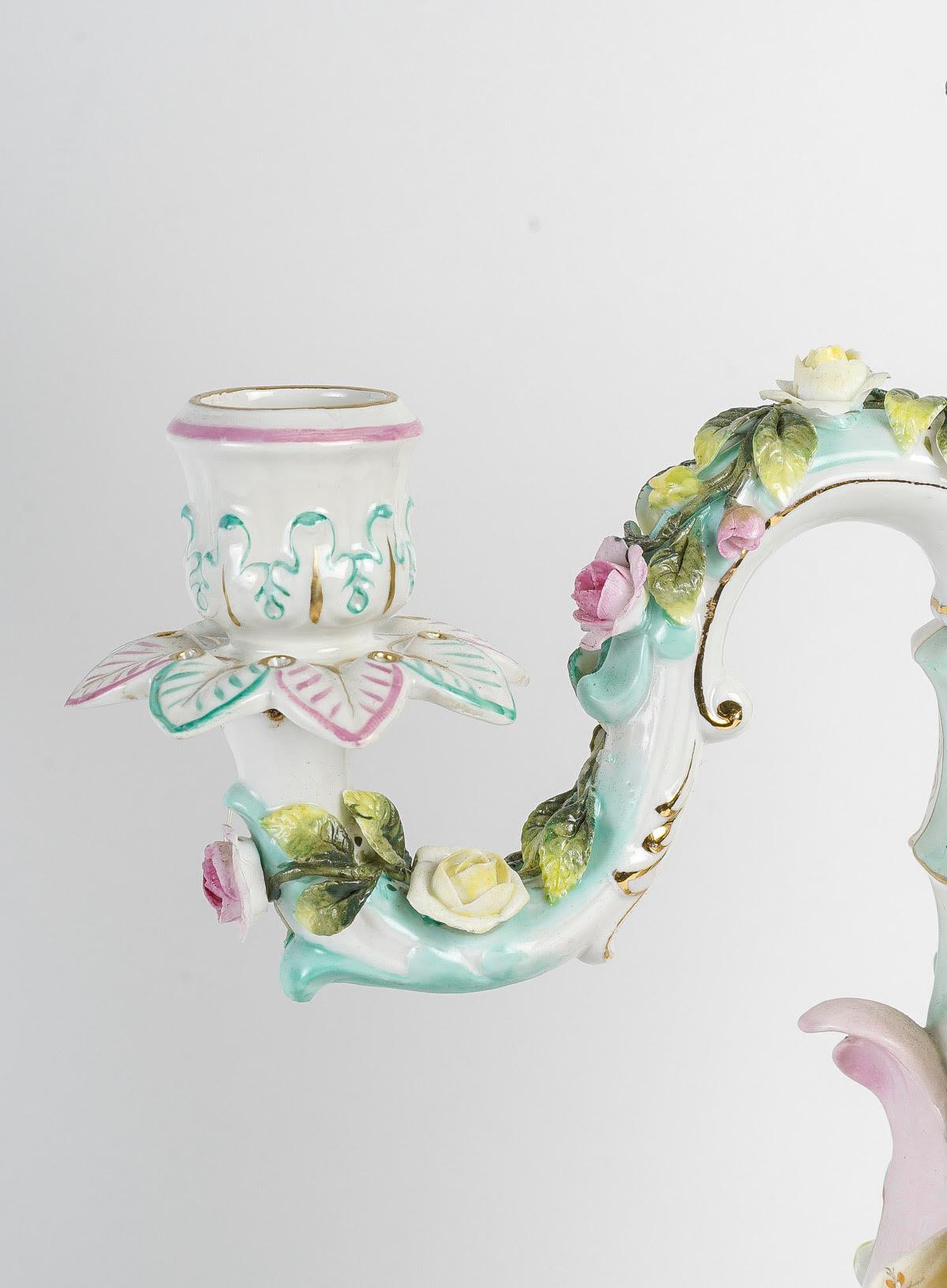 XIXe siècle Paire de candélabres en porcelaine dans le goût de Meissen, 19e siècle. en vente