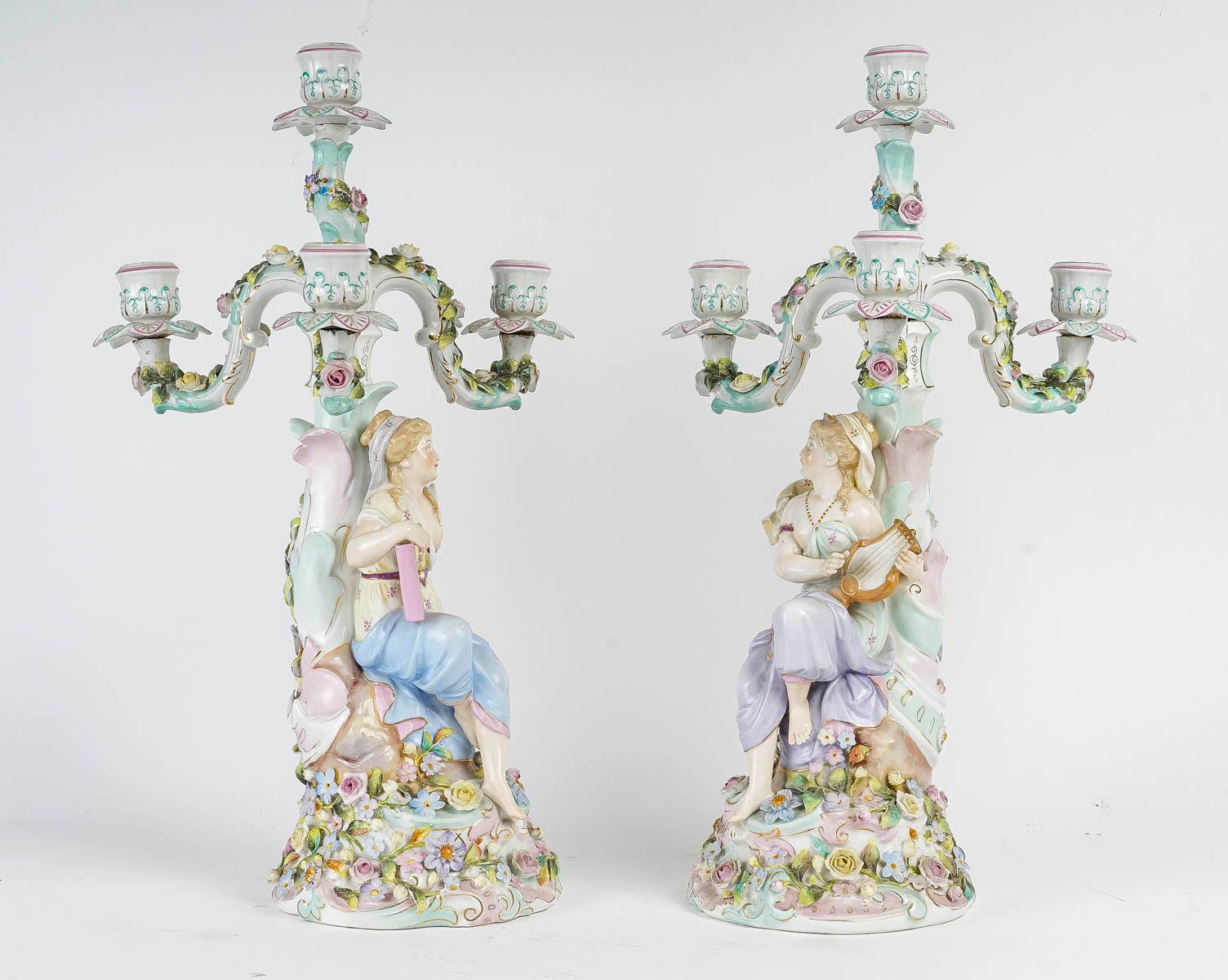 Porcelaine Paire de candélabres en porcelaine dans le goût de Meissen, 19e siècle. en vente