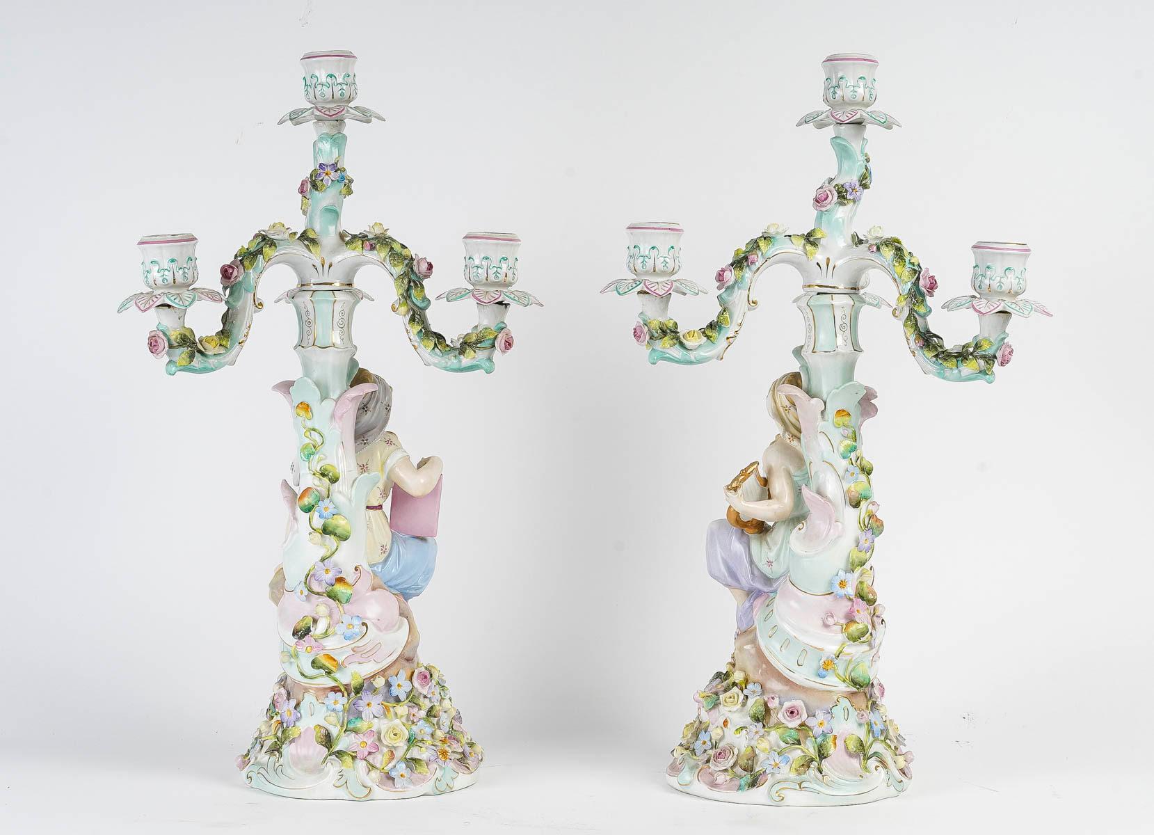 Paire de candélabres en porcelaine dans le goût de Meissen, 19e siècle. en vente 1