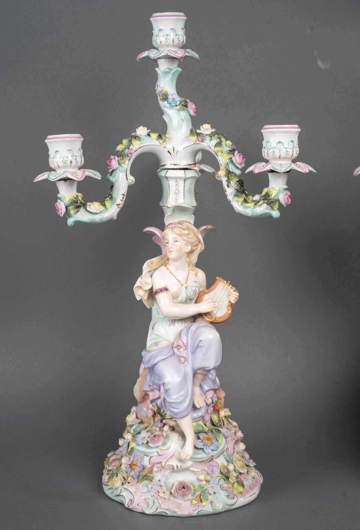 Coppia di candelabri in porcellana, fine XIX secolo, periodo Napoleone III.

Coppia di candelabri in porcellana, 3 rami, fine XIX secolo, periodo Napoleone III.
H. 49cm, P. 28cm