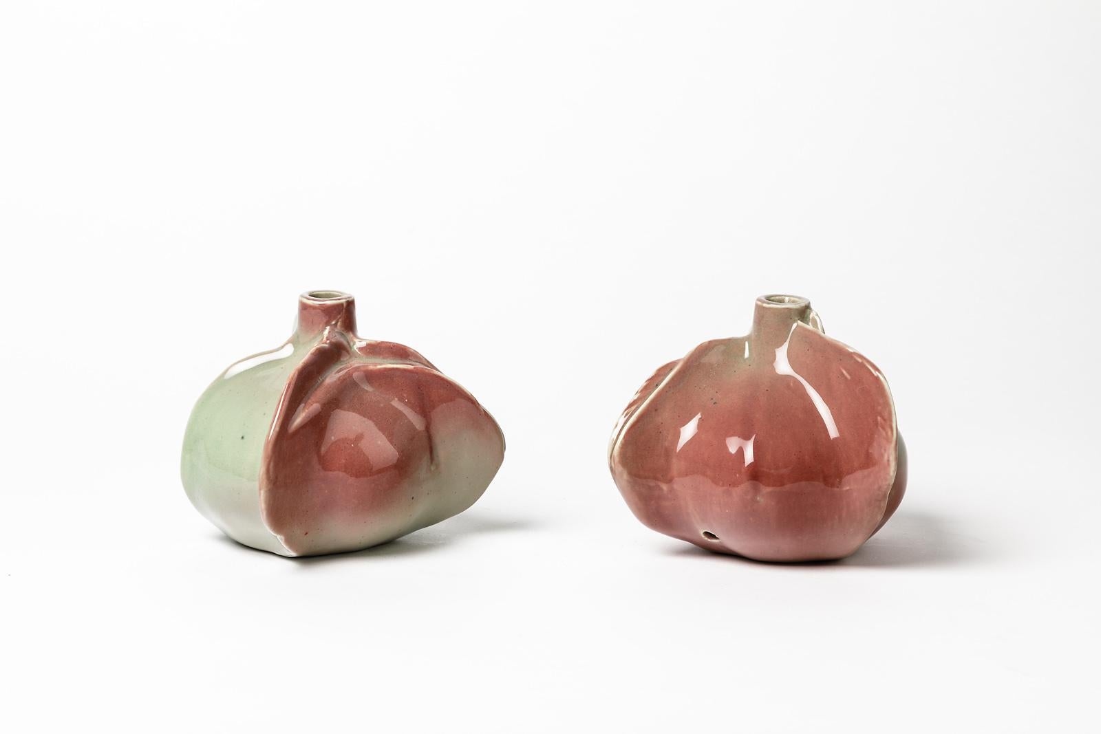 Français Paire de lampes de bureau en céramique et porcelaine par Tim Orr, couleurs vertes et rouges en vente