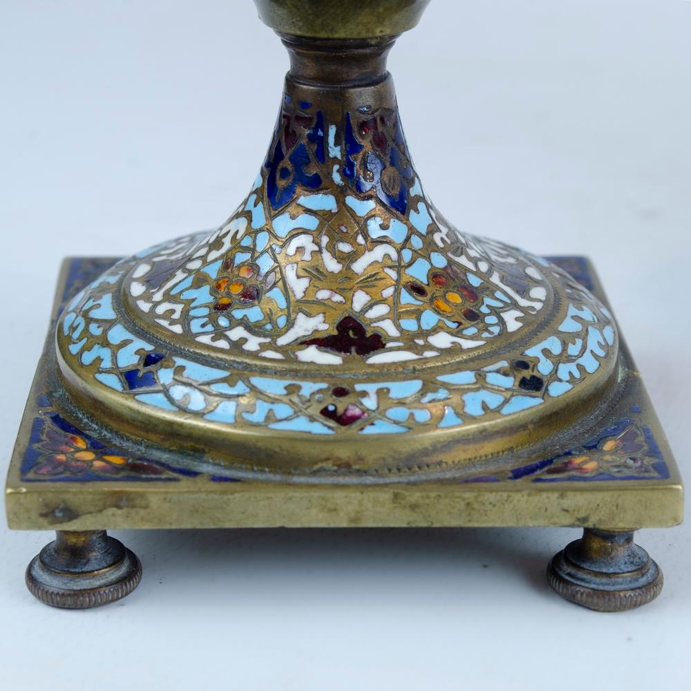 Fait main Paire de vases en porcelaine, cloisonné et bronze, France, vers 1900  en vente
