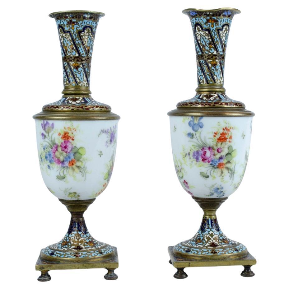 Paire de vases en porcelaine, cloisonné et bronze, France, vers 1900  en vente