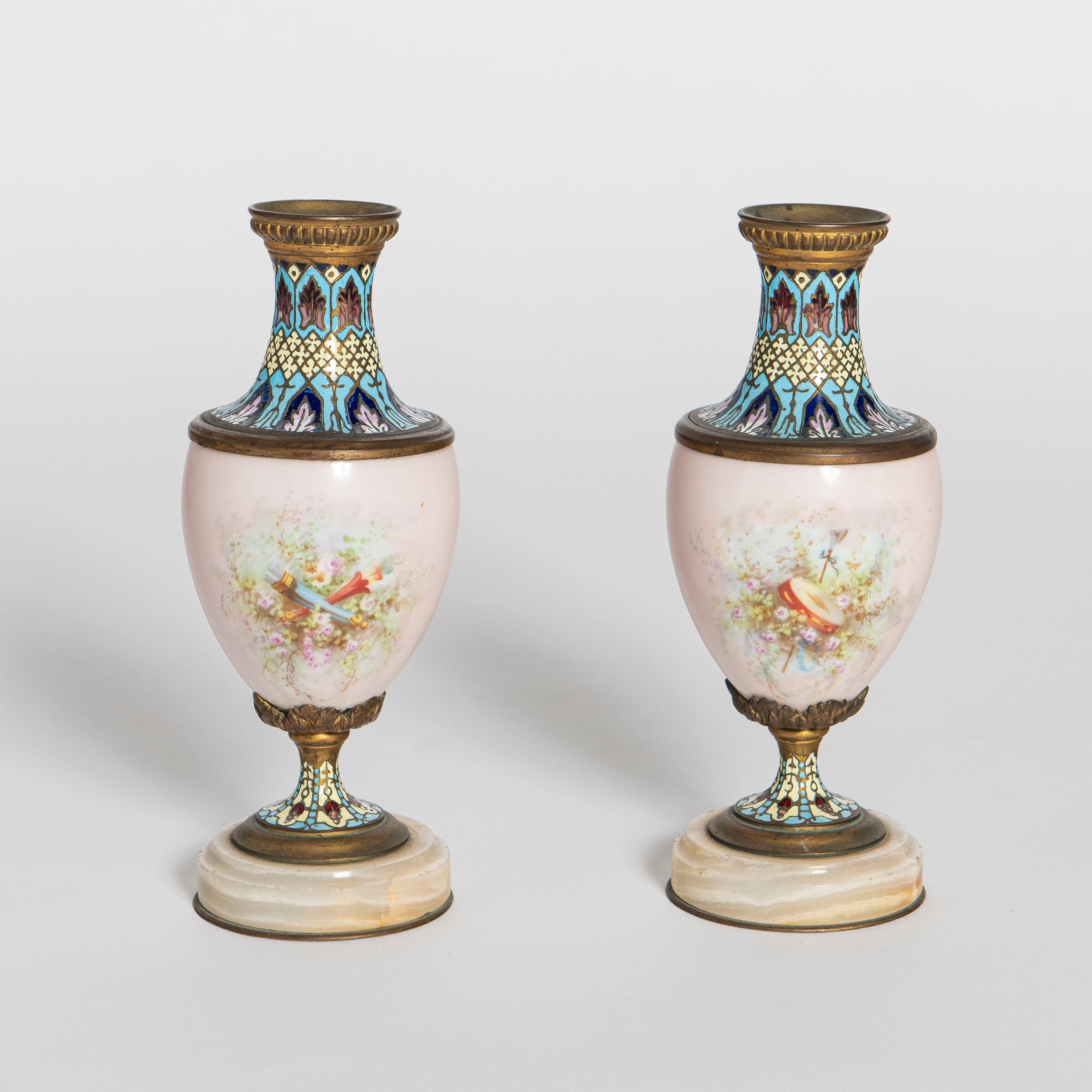 Paire de vases en porcelaine, cloisonné, marbre et bronze. France, début du XXe siècle.