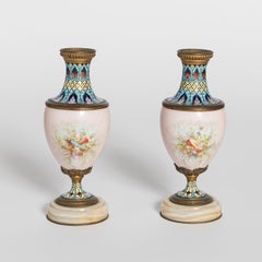 Paar Vasen aus Porzellan, Cloisonné, Marmor und Bronze. Frankreich, um 1900.