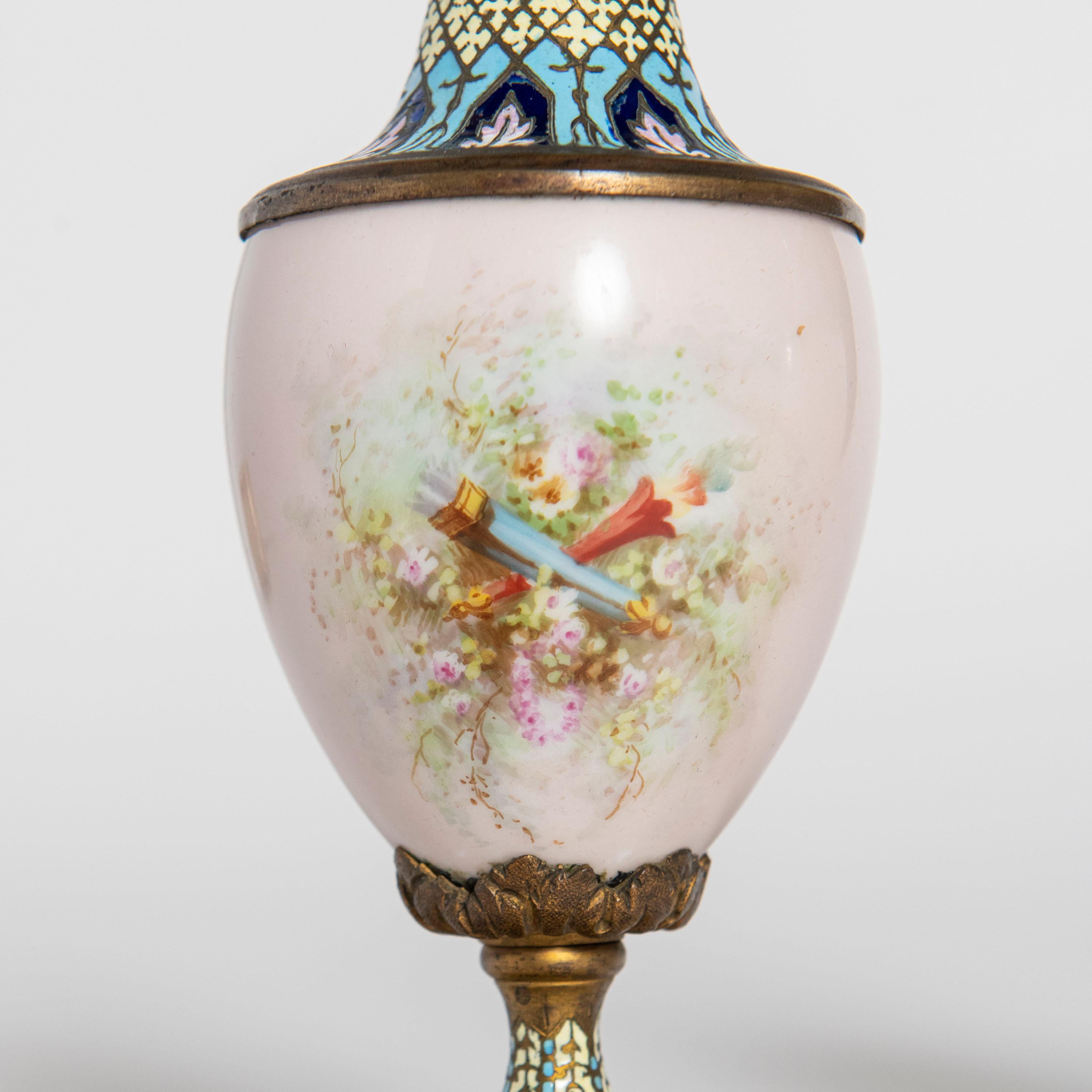 Paar Vasen aus Porzellan, Cloisonné, Marmor und Bronze. Frankreich, um 1900. (Französisch) im Angebot
