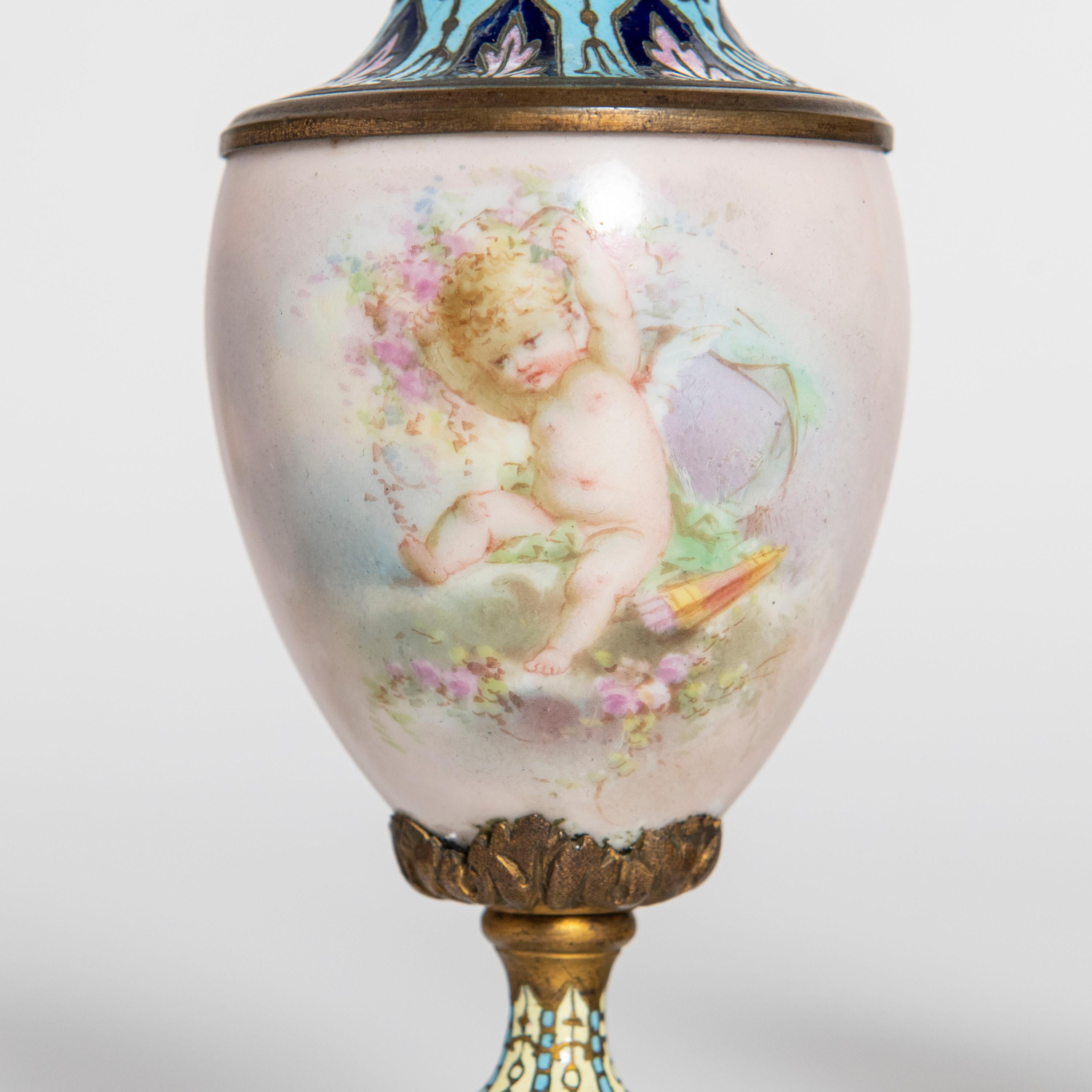 Paar Vasen aus Porzellan, Cloisonné, Marmor und Bronze. Frankreich, um 1900. (20. Jahrhundert) im Angebot