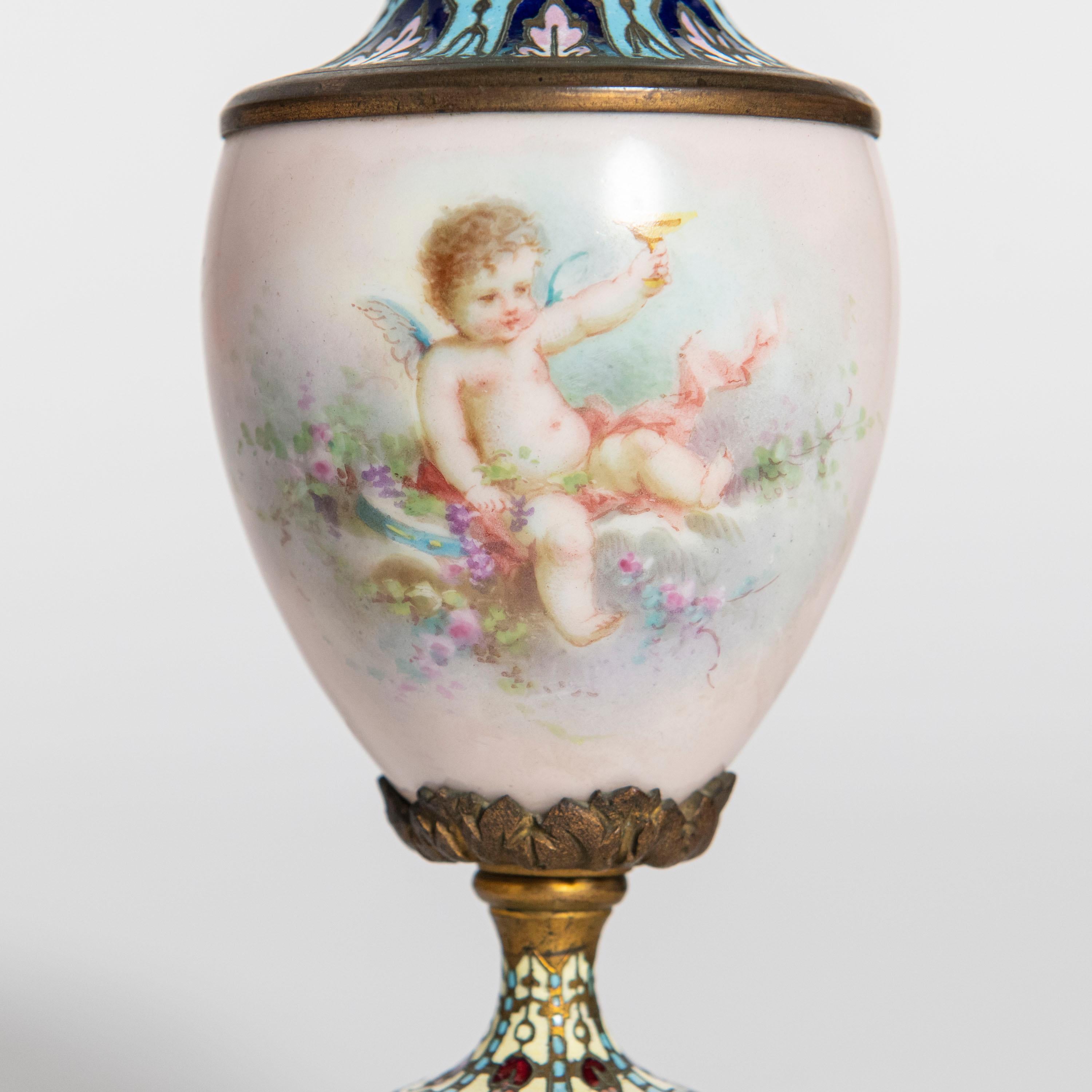 Français Paire de vases en porcelaine, cloisonné, marbre et bronze. France, datant d'environ 1900. en vente
