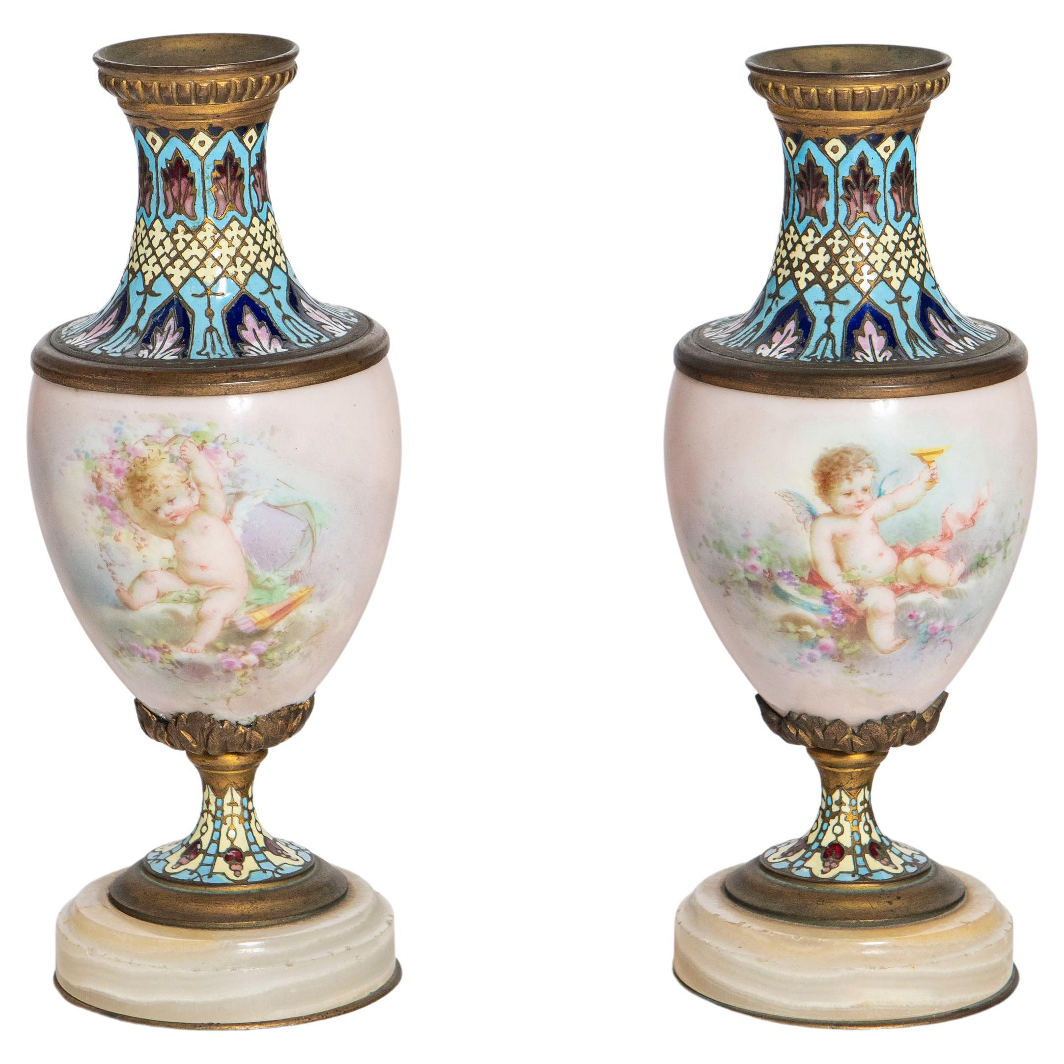 Paire de vases en porcelaine, cloisonné, marbre et bronze. France, datant d'environ 1900.