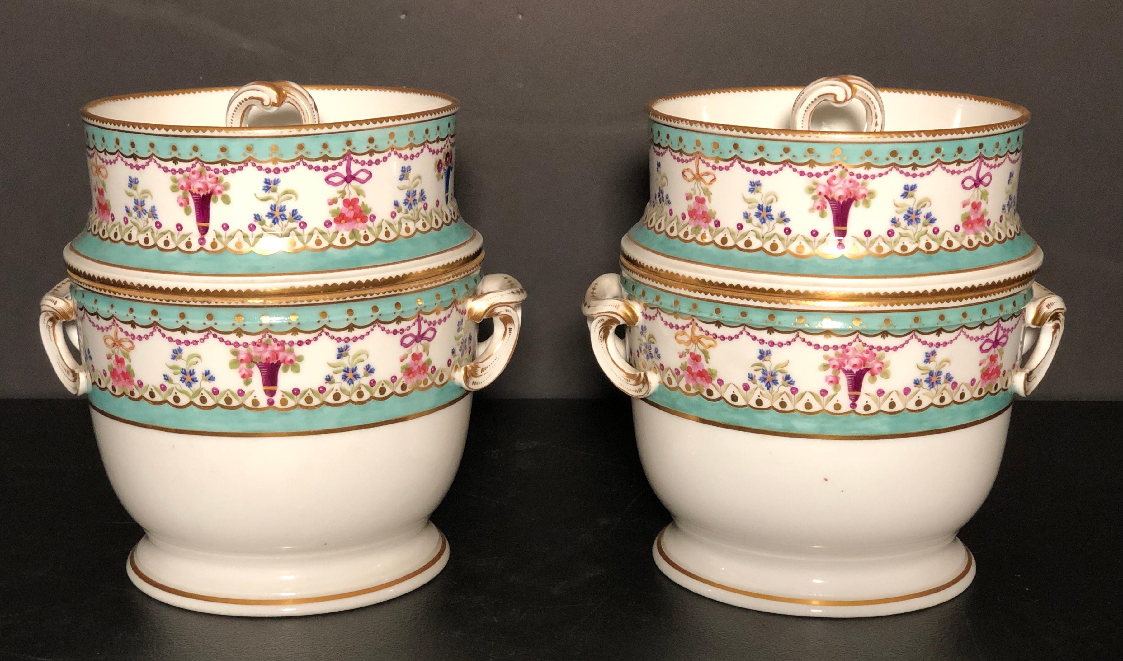 Pareja de fruteros continentales de porcelana de principios del siglo XIX. Calidad fina con un  Bandas de color turquesa sutil, con dorados y coloridas cestas florales, cintas y guirnaldas. Siglo XVIII/XIX.