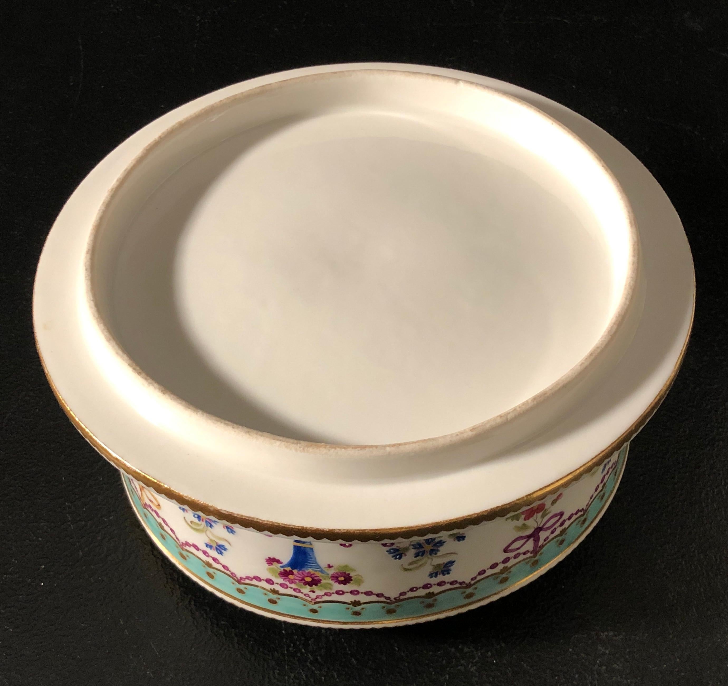 Pareja de Fruteros Continentales de Porcelana Francés en venta