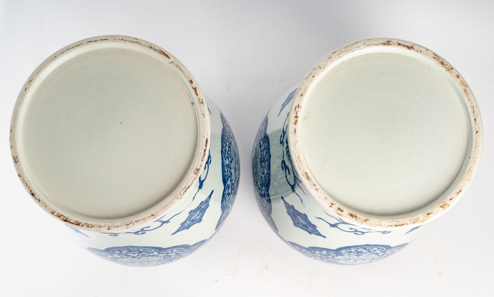 Pair of porcelain covered vases with white-blue hand-painted decoration.
China, 20th century.
Measures: H: 58 cm, d: 29 cm.