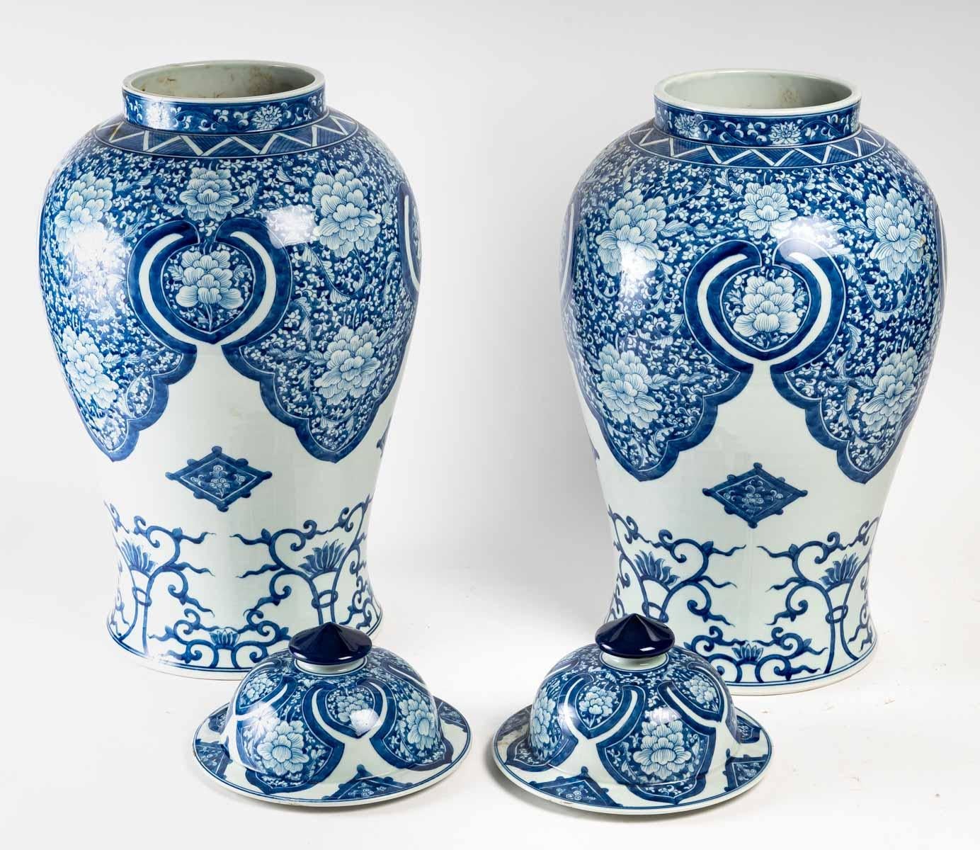 Pair of Porcelain Covered Vases In Good Condition In Saint-Ouen, FR