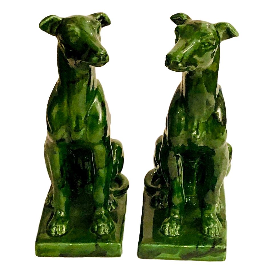 Paire de sculptures de chiens en porcelaine