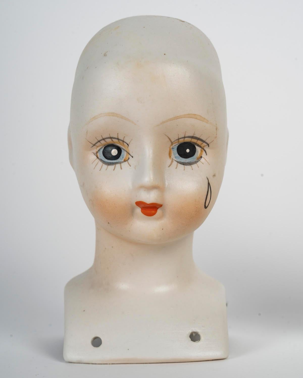 Pareja de cabezas de muñecas de porcelana, 1960.

Pareja de cabezas de muñecas de porcelana de 1950-1960.
Alto: 15 cm, Ancho: 8 cm, Fondo: 7 cm