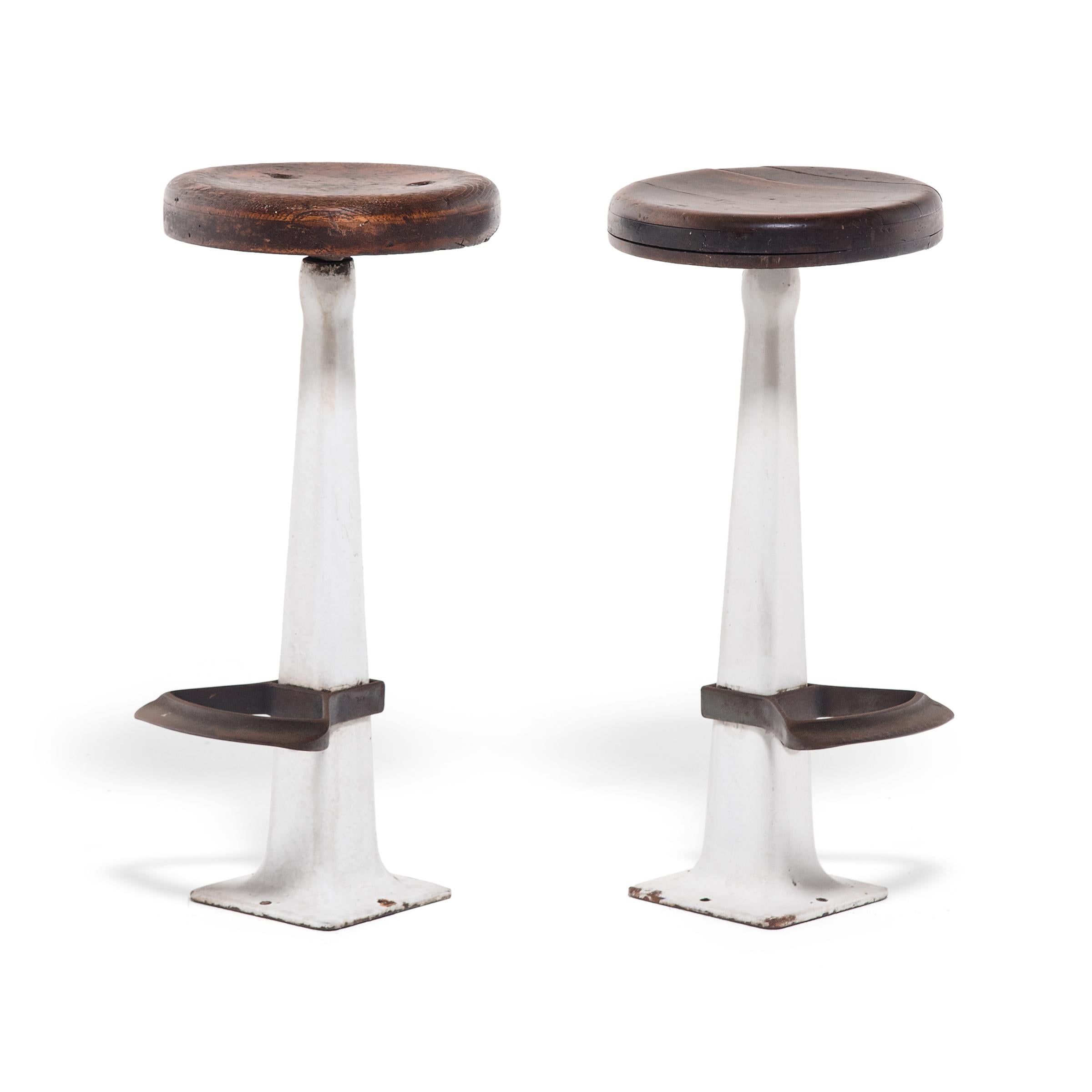 https://a.1stdibscdn.com/pair-of-porcelain-enamel-soda-fountain-stools-with-wood-seats-c-1930s-for-sale-picture-2/f_8200/f_218532421608313042586/CDWR003_004_master.jpg