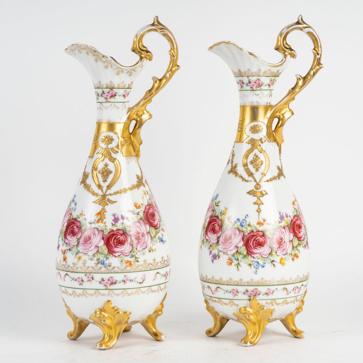 Paire d'aiguières en porcelaine, XIXe siècle, période Napoléon III.

Paire d'aiguières en porcelaine, certainement Paris, 19e siècle, période Napoléon III.
H : 36cm, L : 14cm, P : 10cm