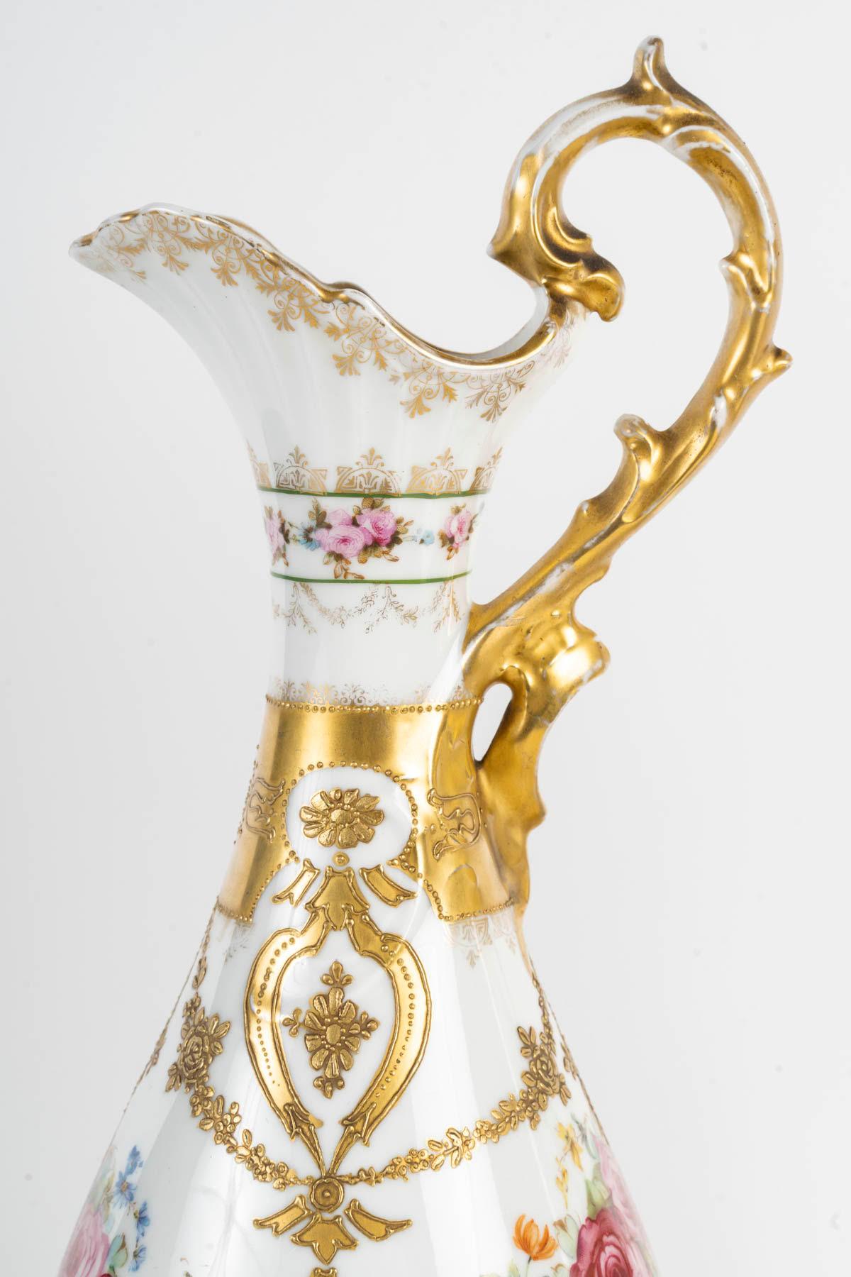 Français Paire d'aiguières en porcelaine, XIXe siècle, période Napoléon III. en vente