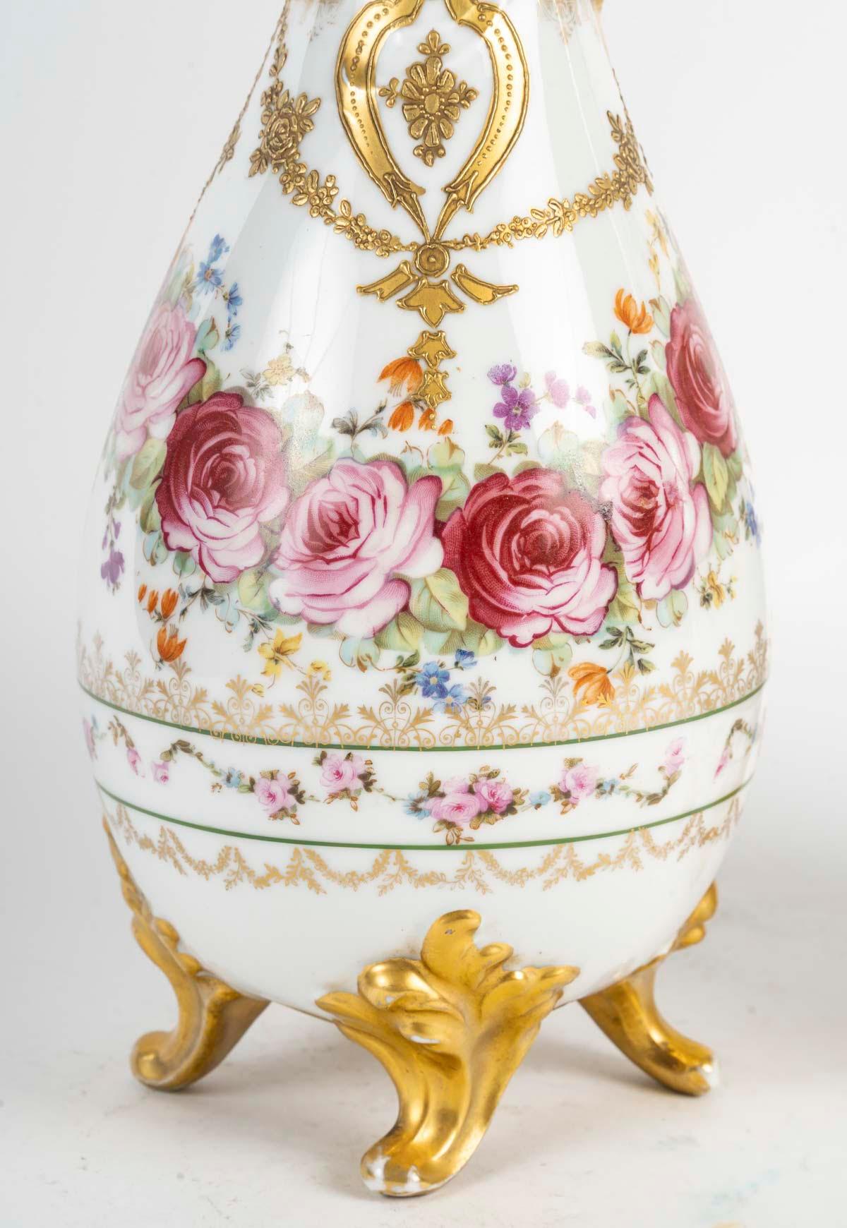 Paire d'aiguières en porcelaine, XIXe siècle, période Napoléon III. Bon état - En vente à Saint-Ouen, FR
