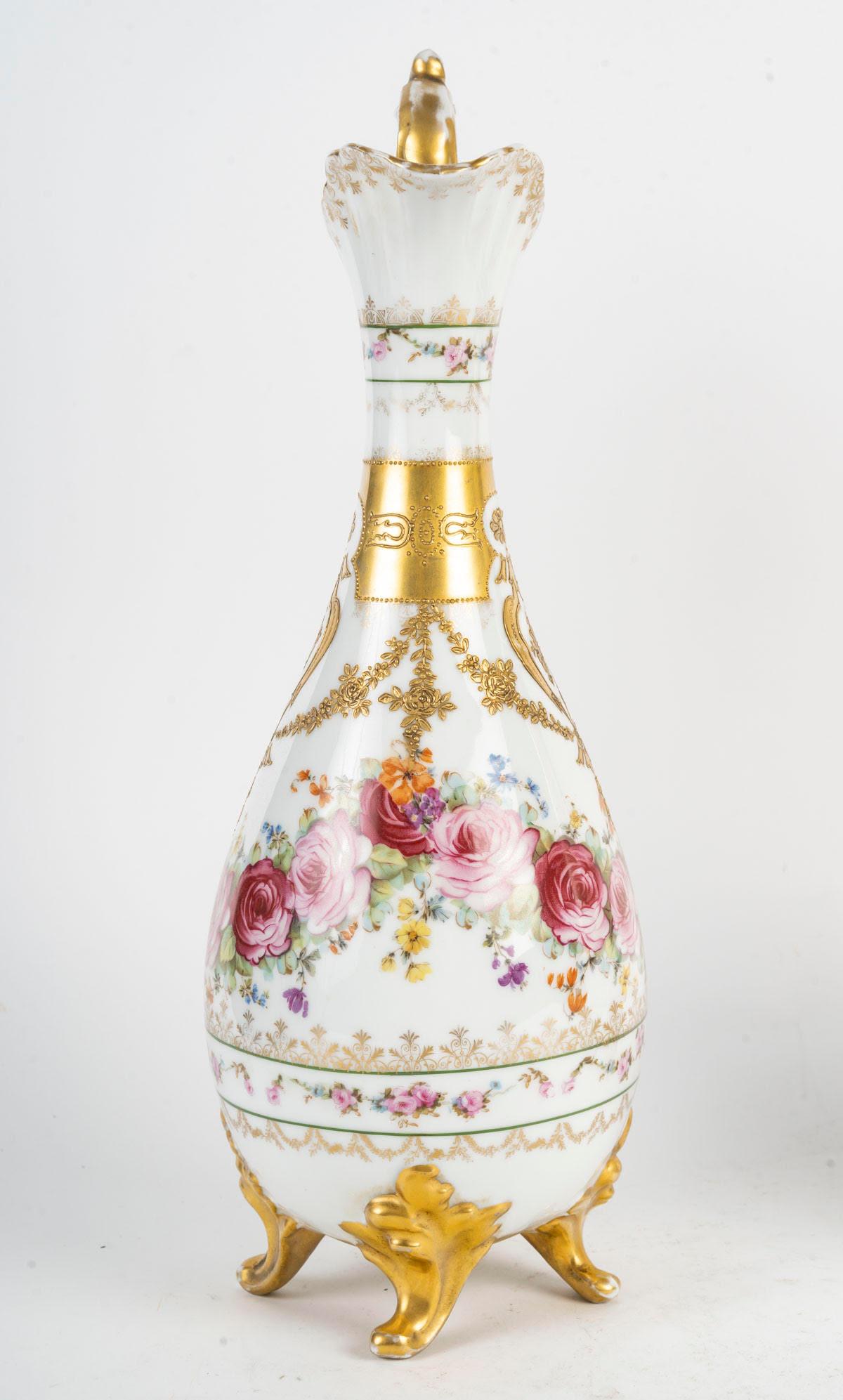 Porcelaine Paire d'aiguières en porcelaine, XIXe siècle, période Napoléon III. en vente