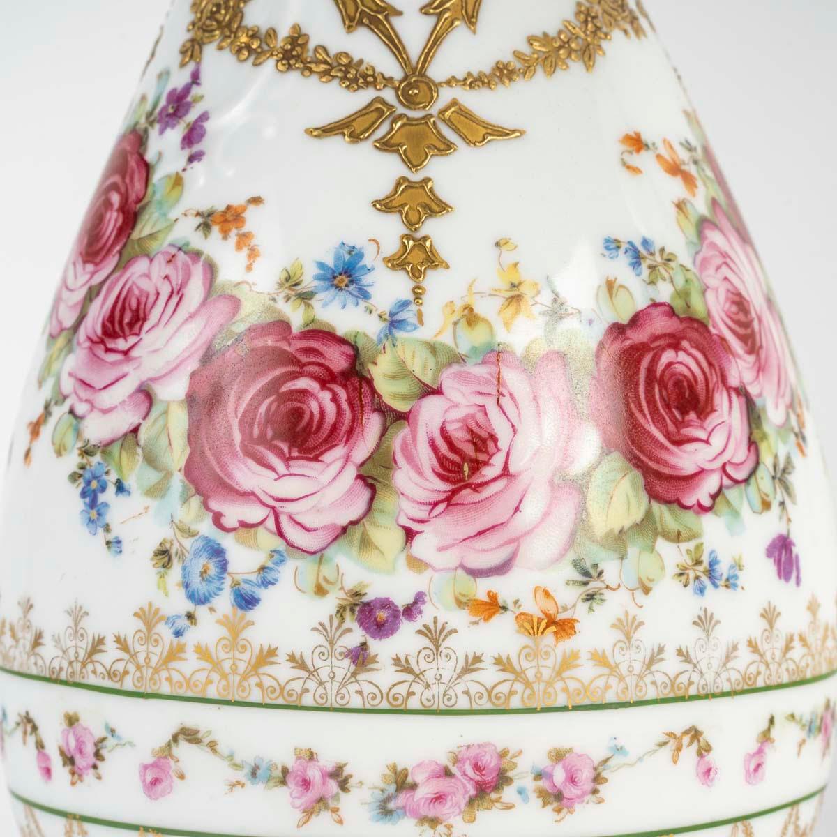 Paire d'aiguières en porcelaine, XIXe siècle, période Napoléon III. en vente 1