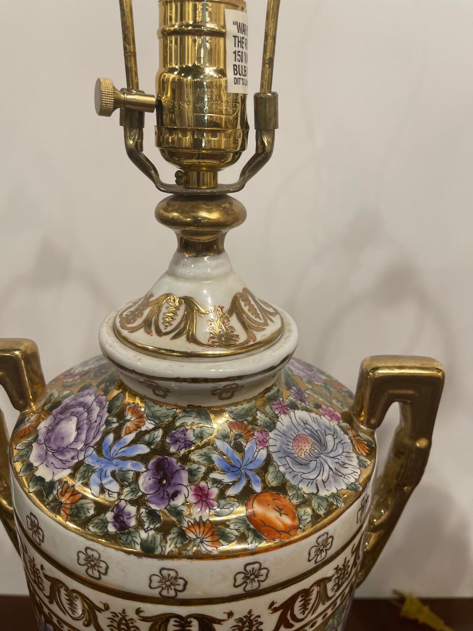 Paar geblümte Porzellanvasen mit Griffen, umfunktioniert als Lampen, 20. Jahrhundert im Zustand „Gut“ im Angebot in Savannah, GA