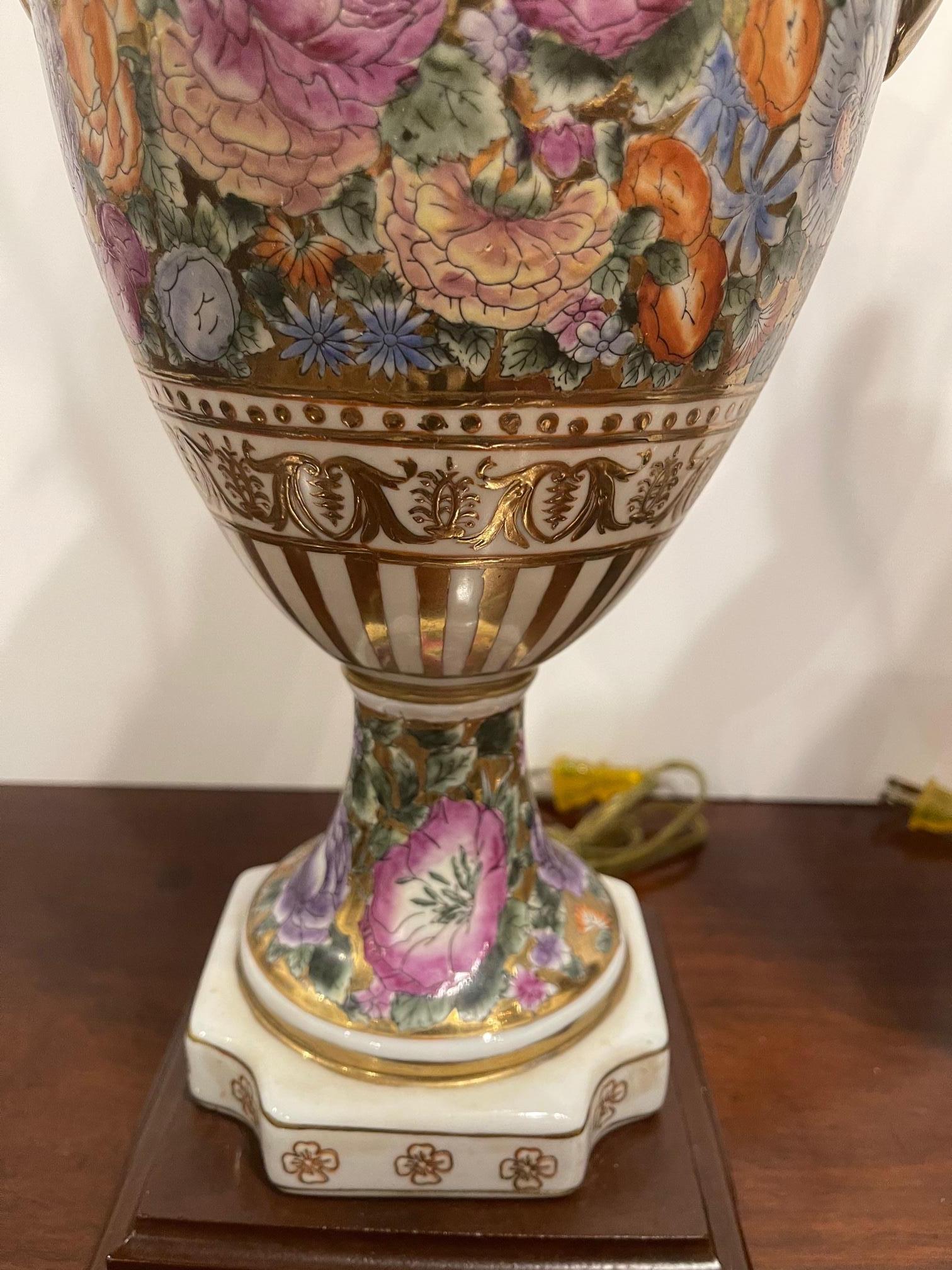 Paar geblümte Porzellanvasen mit Griffen, umfunktioniert als Lampen, 20. Jahrhundert im Angebot 1