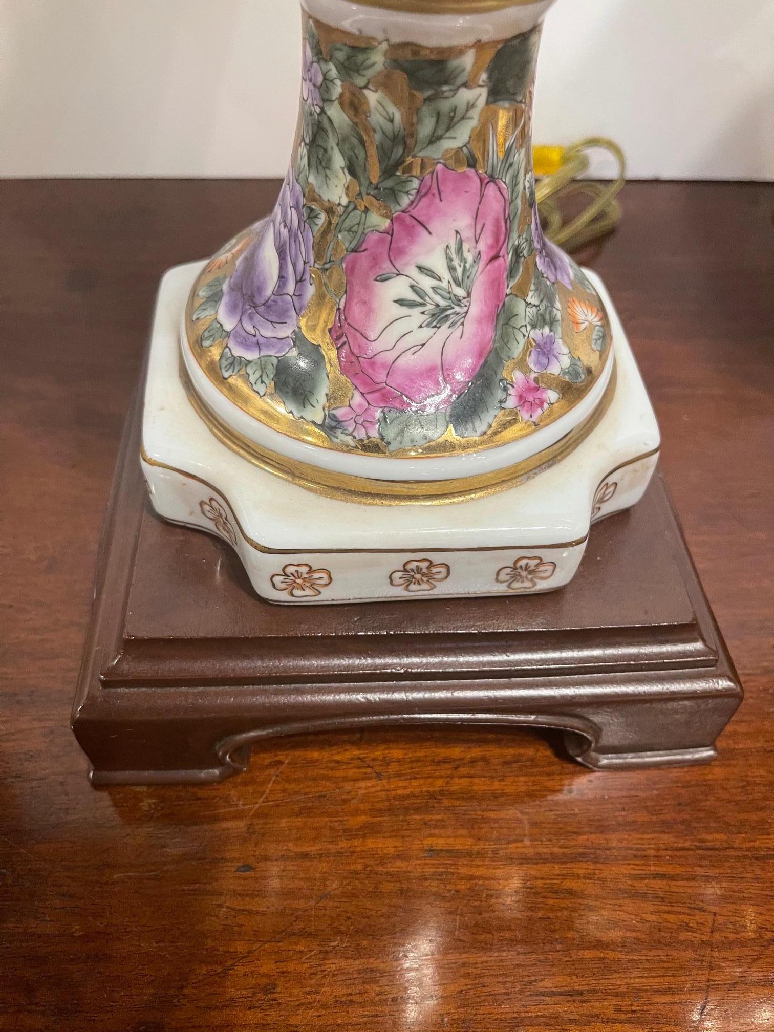 Paar geblümte Porzellanvasen mit Griffen, umfunktioniert als Lampen, 20. Jahrhundert im Angebot 3