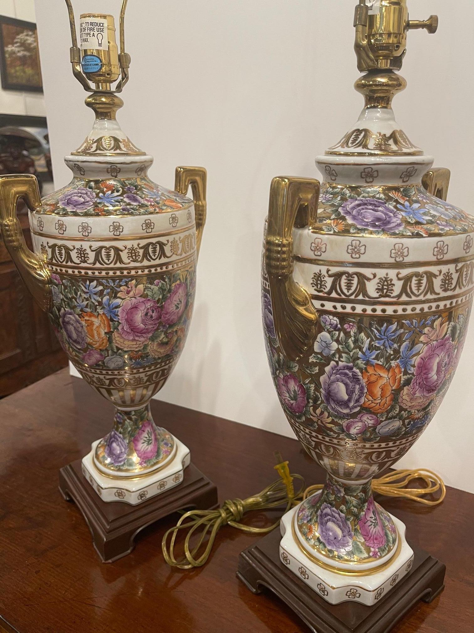 Paar geblümte Porzellanvasen mit Griffen, umfunktioniert als Lampen, 20. Jahrhundert im Angebot 4