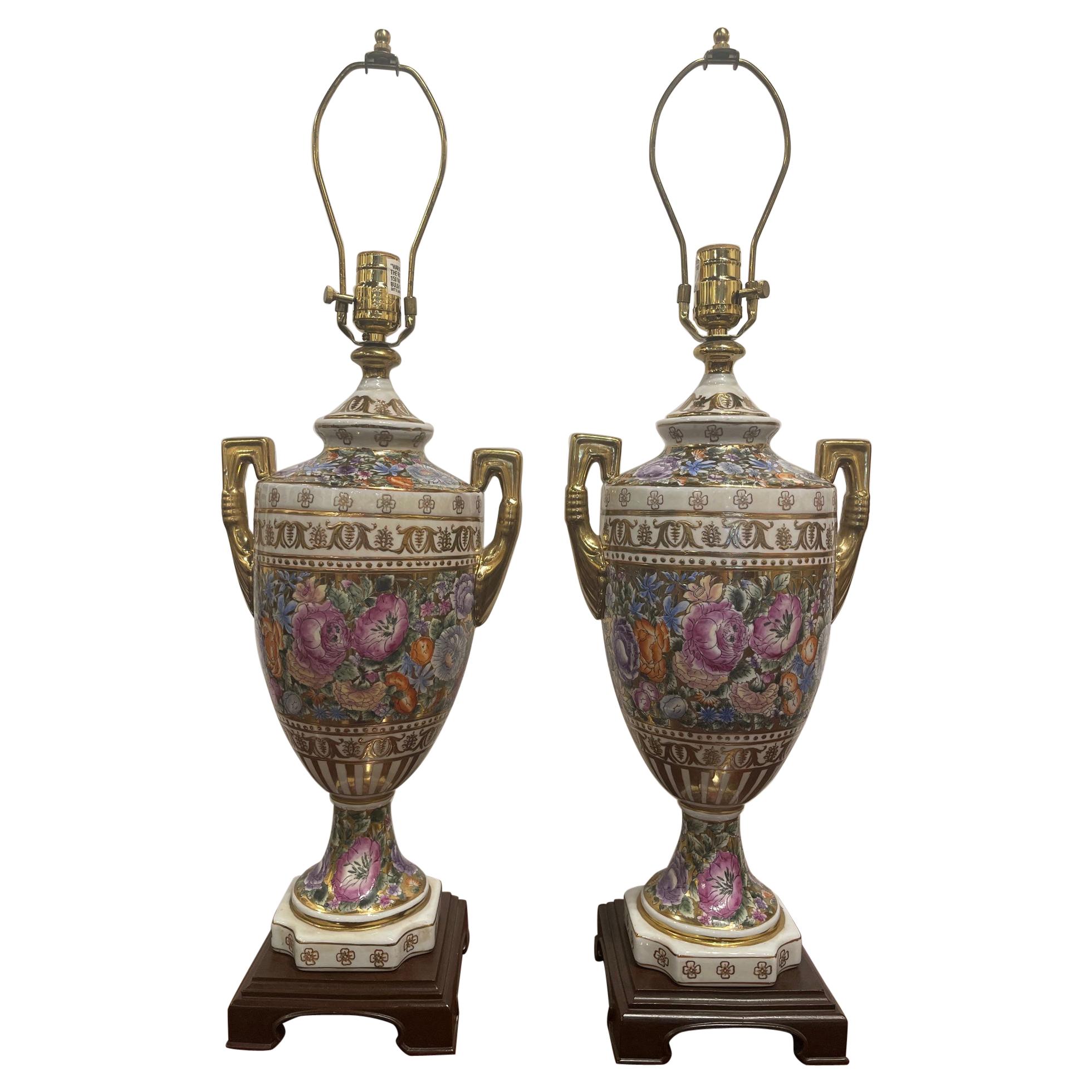 Paar geblümte Porzellanvasen mit Griffen, umfunktioniert als Lampen, 20. Jahrhundert im Angebot