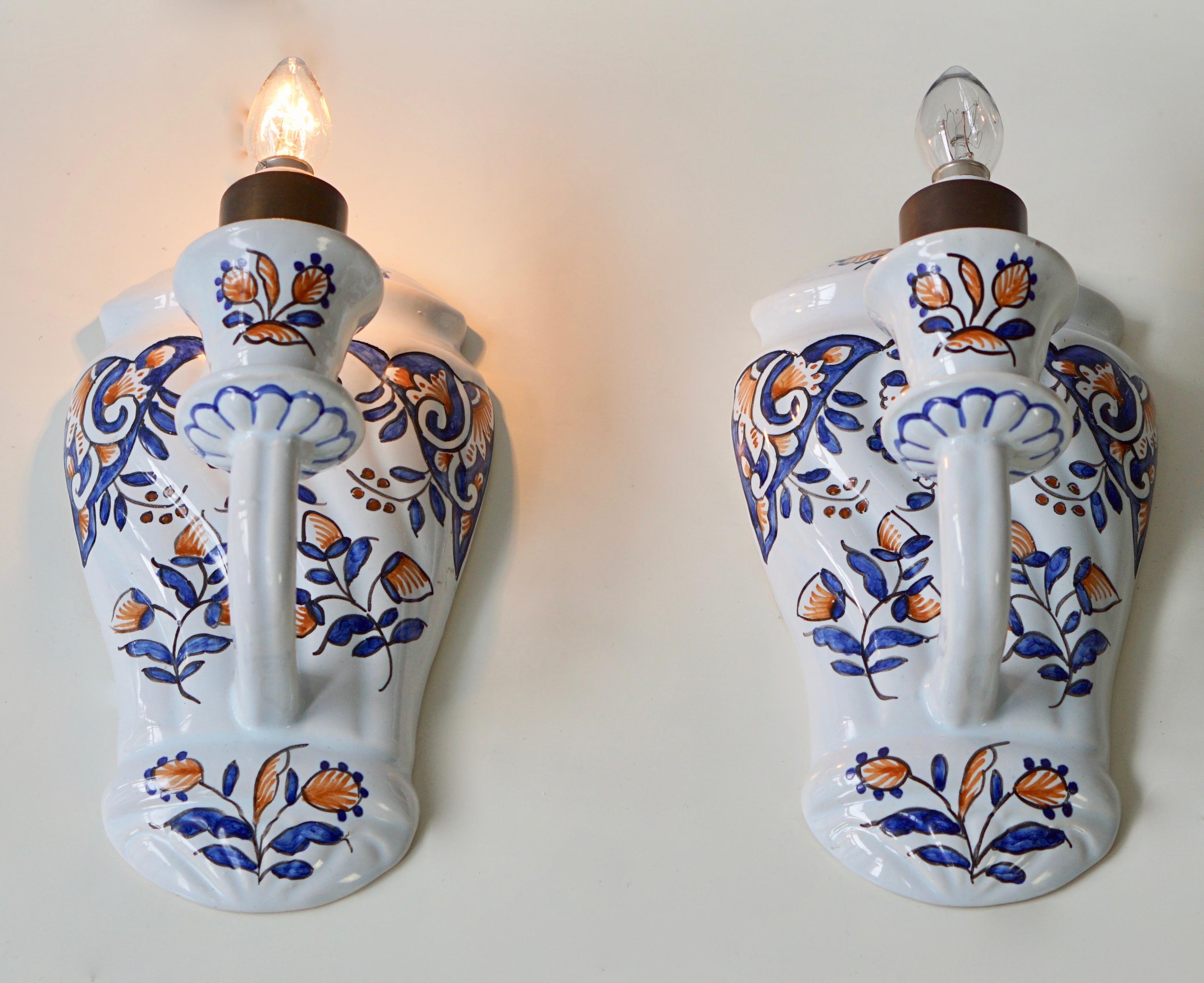 Pair of porcelain flower scones.
Measures: Width 11 cm.
Height 20 cm.
Depth 11 cm.
One E14 bulb.