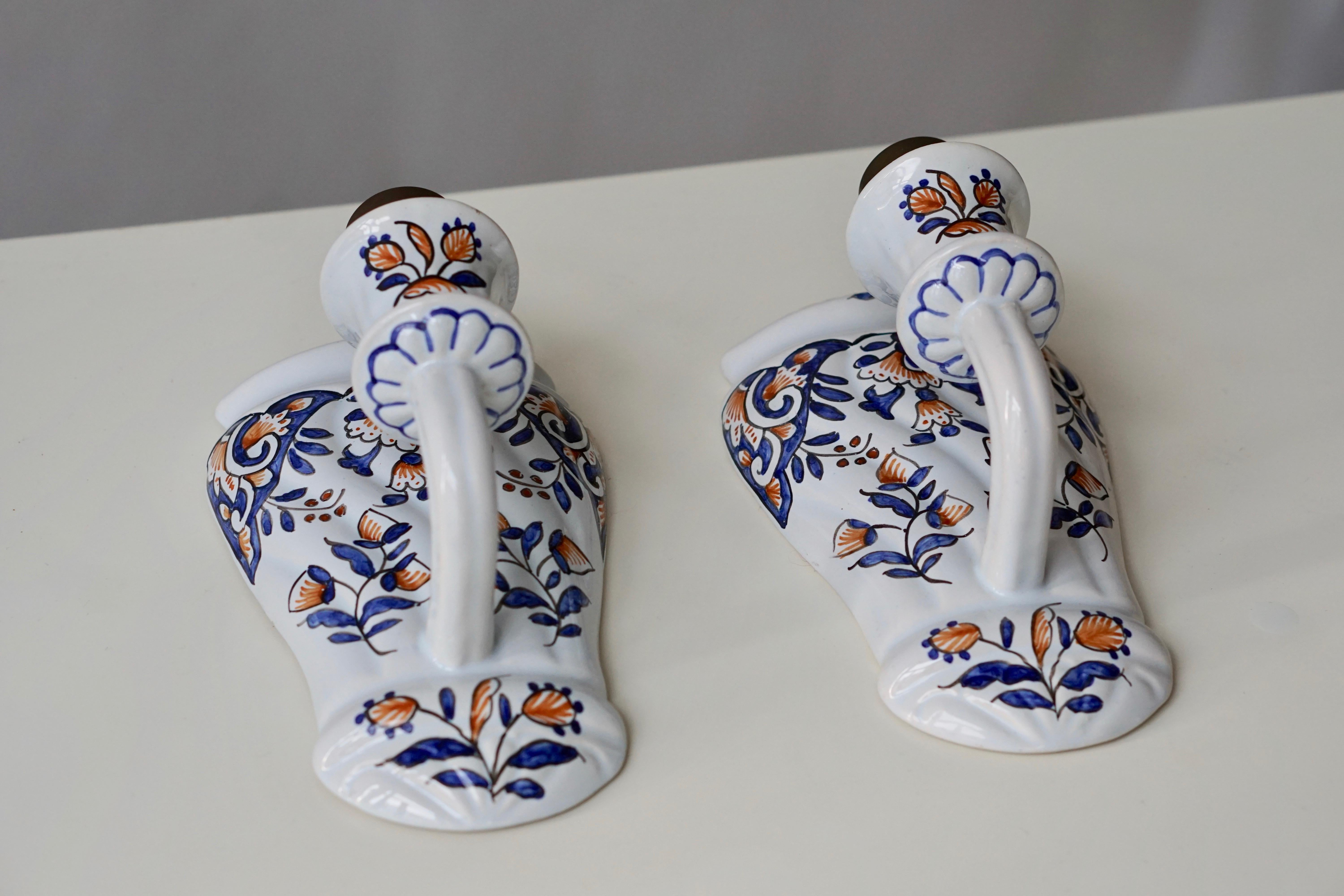 Pair of Porcelain Flower Scones In Good Condition In Antwerp, BE