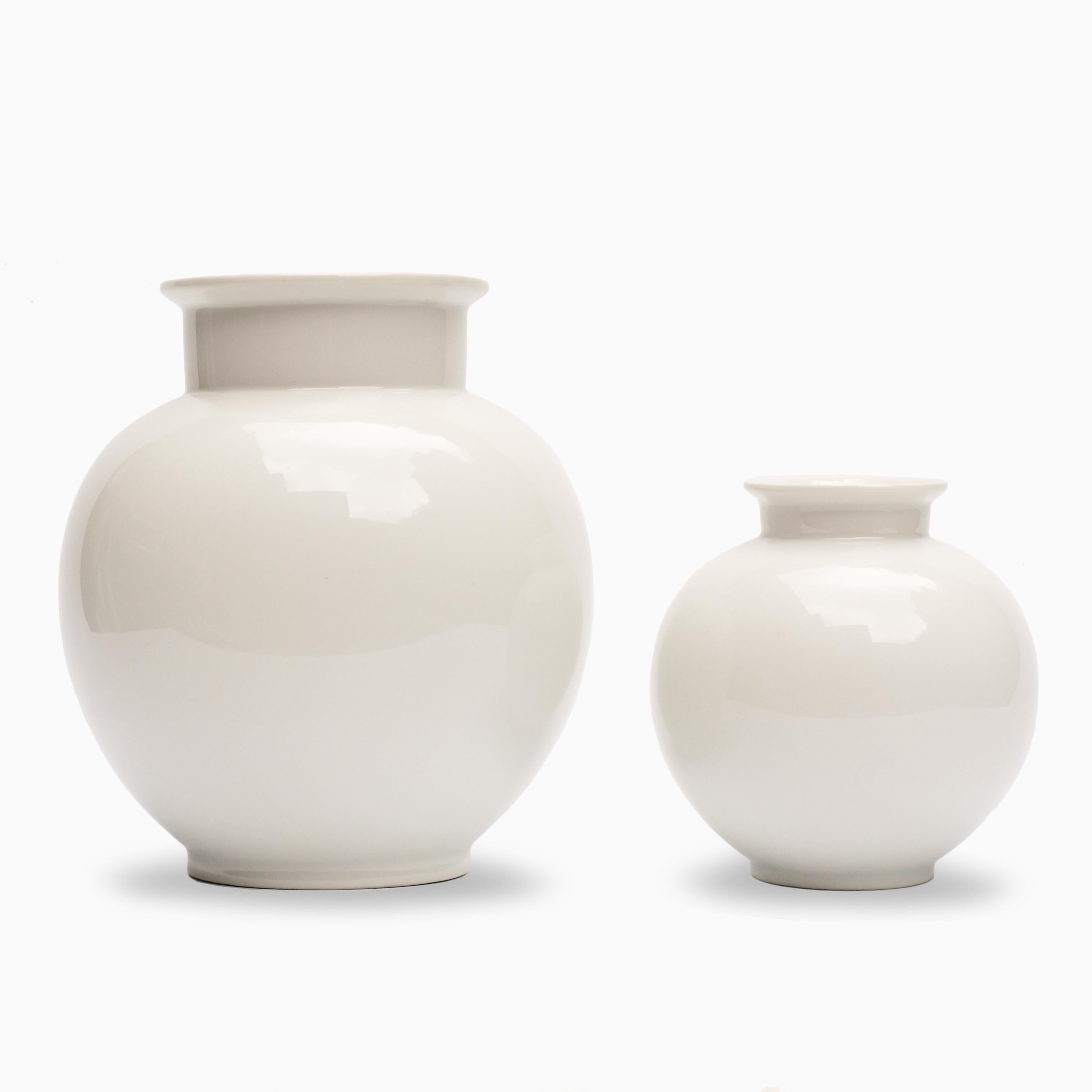 A great pair of white Porcelain flower vases of minimal design by Thomas, Germany, 1970-1975.

Dimensions:
Three litre vase: Height 22 cm, Diameter 20 cm
One litre vase: Height 14 cm, Diameter 12 cm.
        