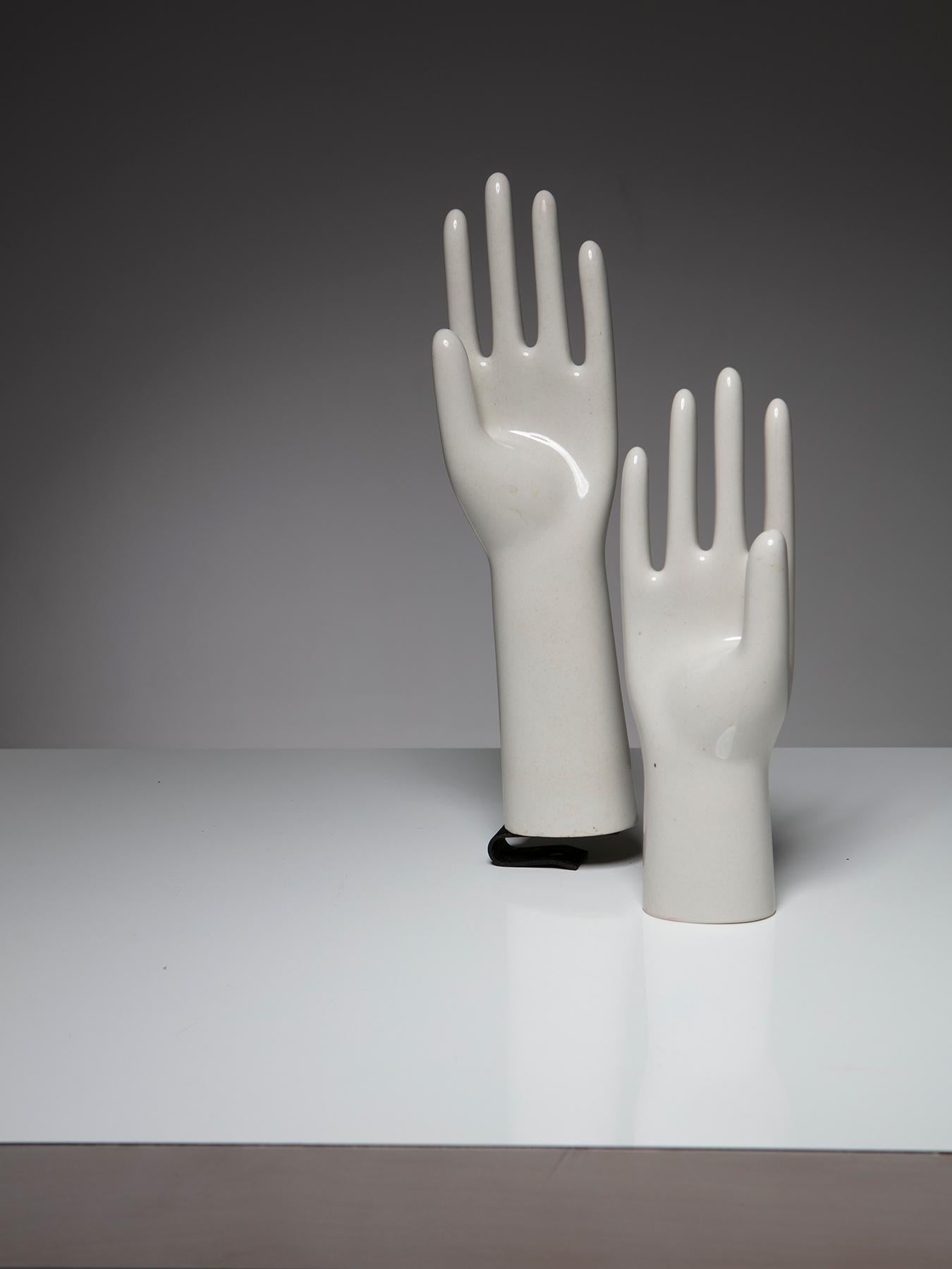 Set of two glove molds.
Porcelain pieces with left and right hands and metal support.