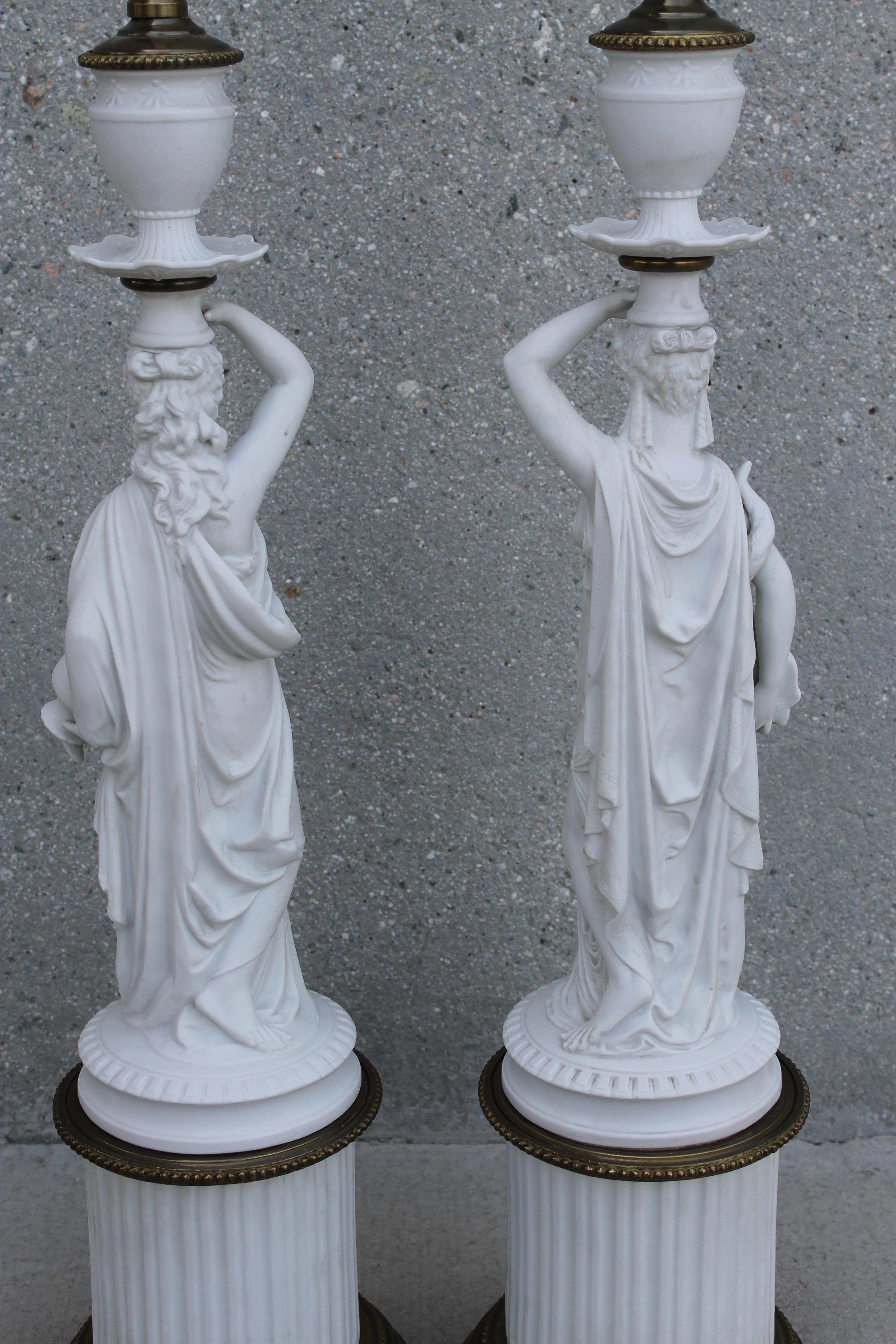 Paire de lampes déesses en porcelaine, Demeter et Iris en vente 4